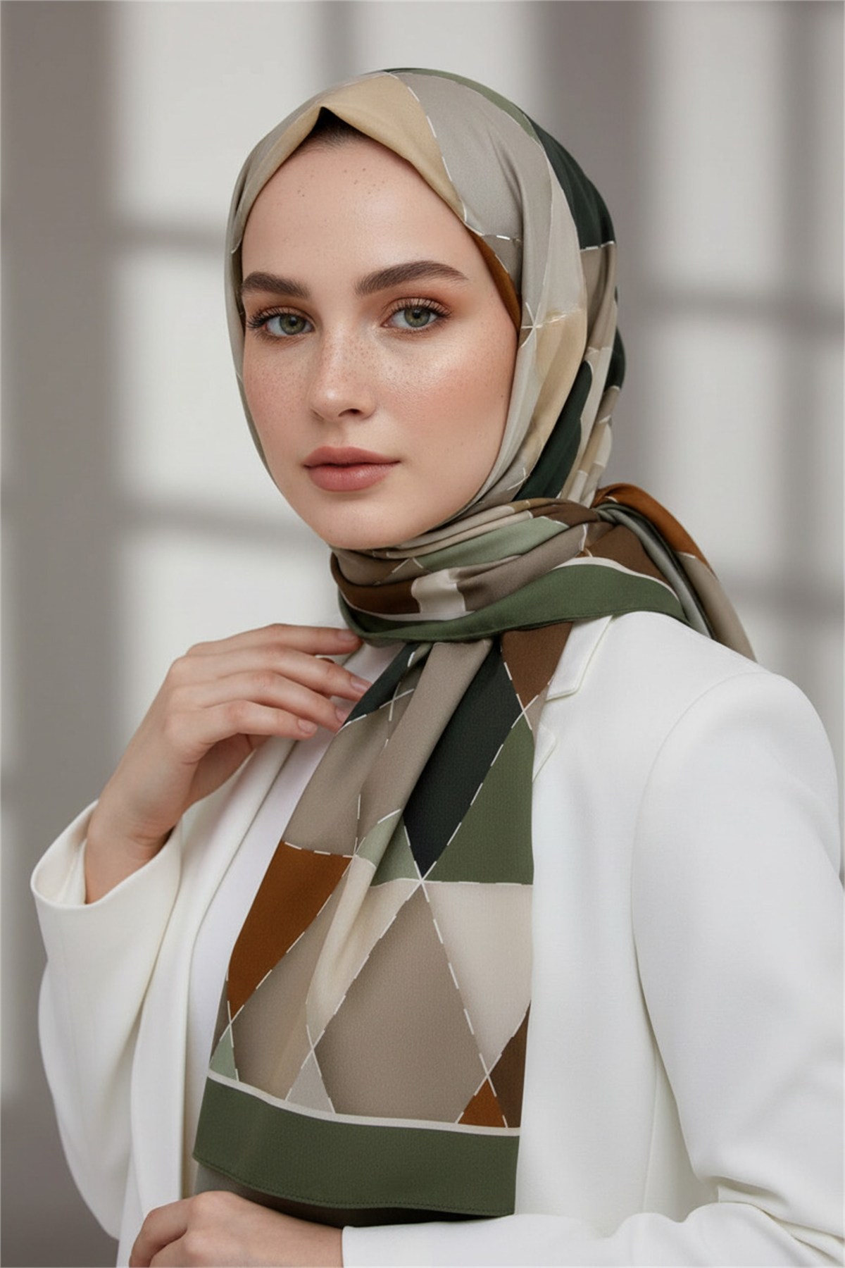 KREP ÜÇGEN YAMA DESENLİ HAKİ YEŞİLİ RENKLİ 75X195 KIRIŞMAZ ŞAL
