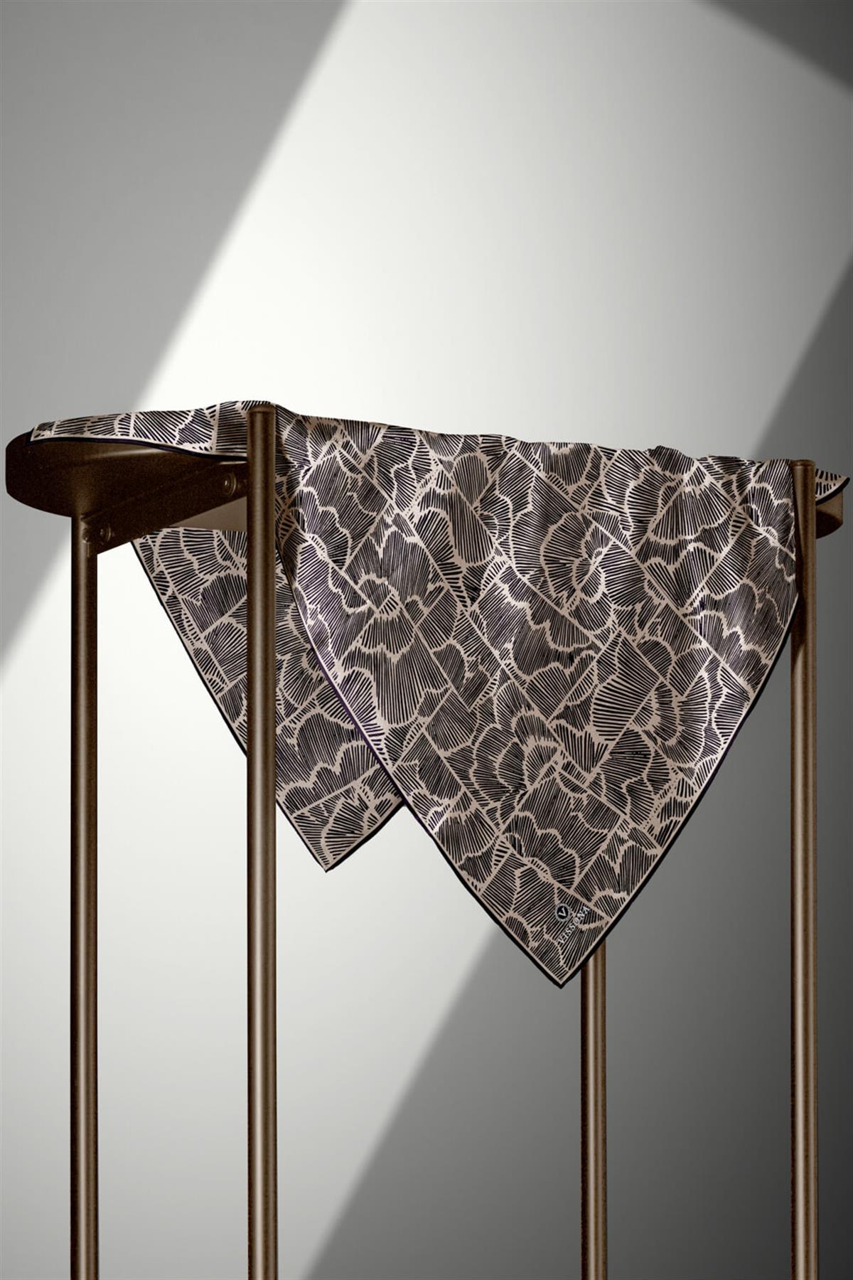 %100 Twill İpek Geometrik Desenli Siyah - Bej Renkli 90x90 Eşarp Dikim Şekli : El Dikişi