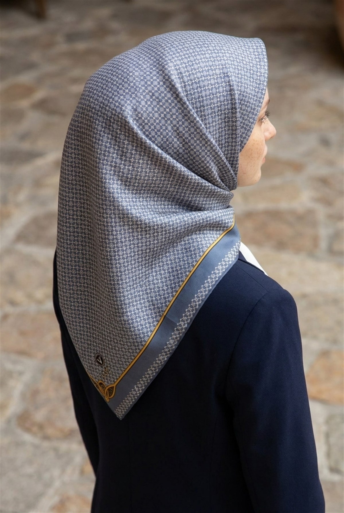 %100 Twill İpek Minik Motif Desenli İndigo - Krem Renkli 90x90 Eşarp Dikim Şekli : El Dikişi