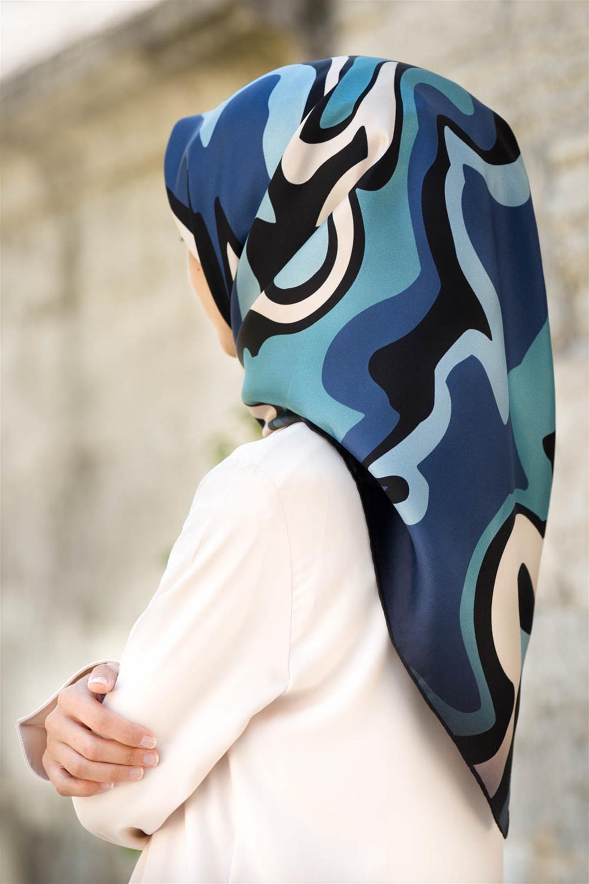 100% Twill İpek Dalga Desenli İndigo - Petrol Mavisi Renkli 90x90 Dikim Şekli : El Dikişi Eşarp