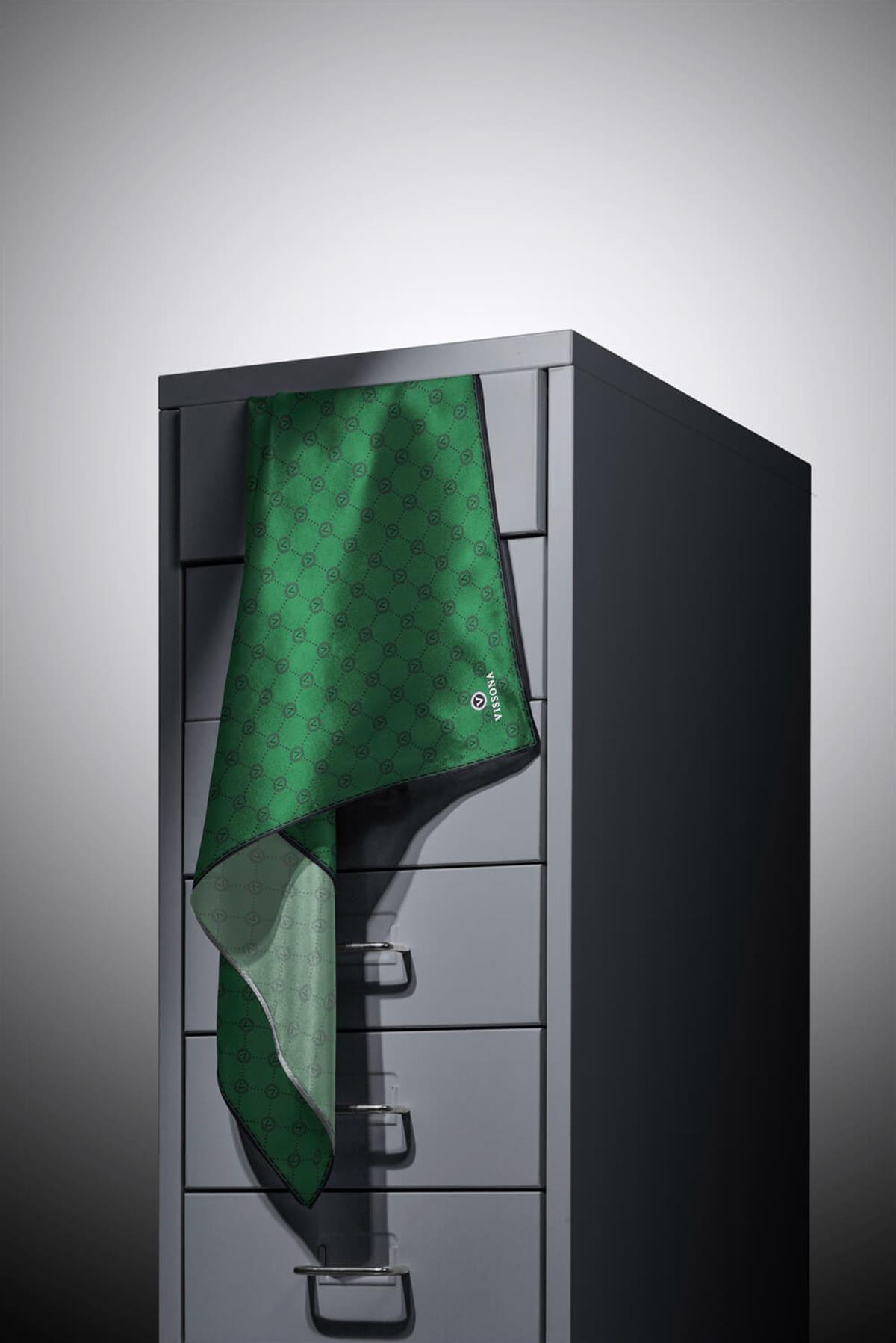 %100 Twill İpek Monogram Desenli Zümrüt Yeşili Renkli 90x90 Eşarp Dikim Şekli : El Dikişi