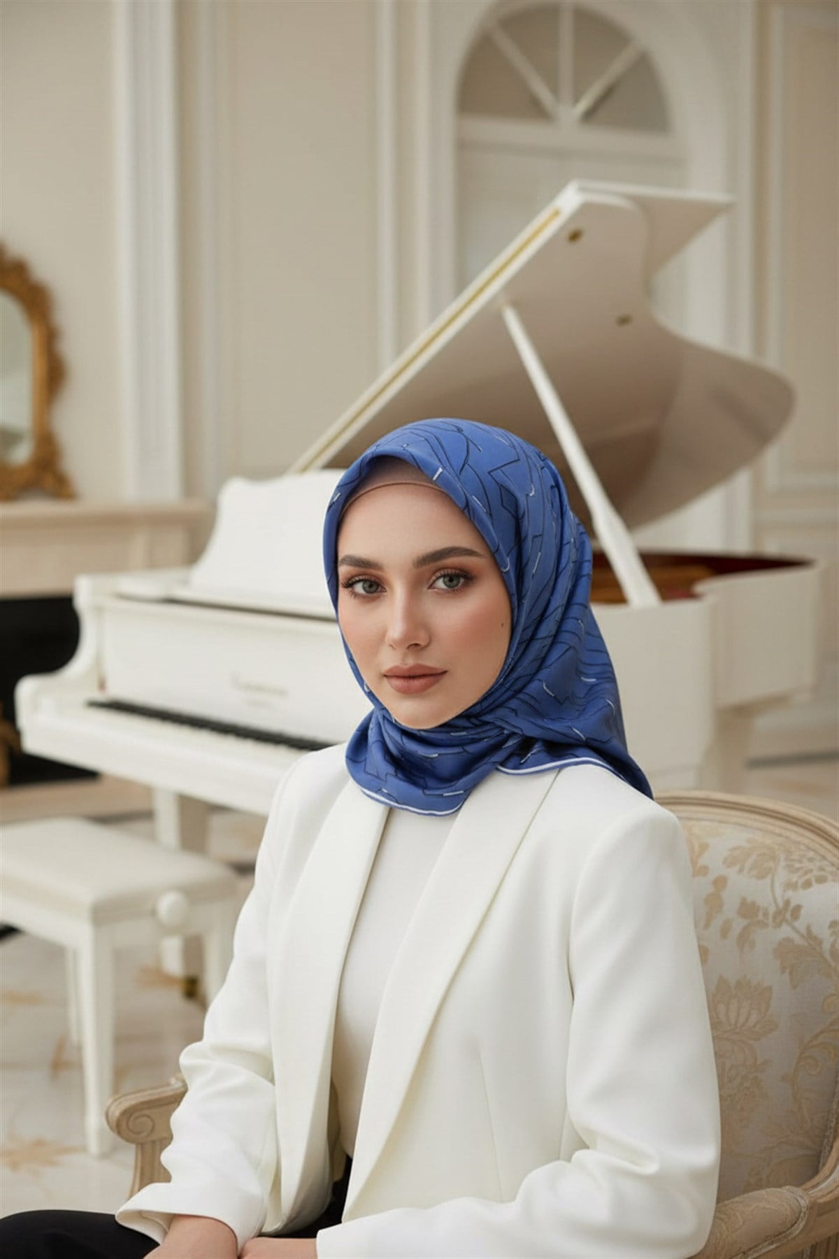 %100 Twill İpek Geometrik Desenli İndigo Renkli 90x90 Eşarp Dikim Şekli : El Dikişi