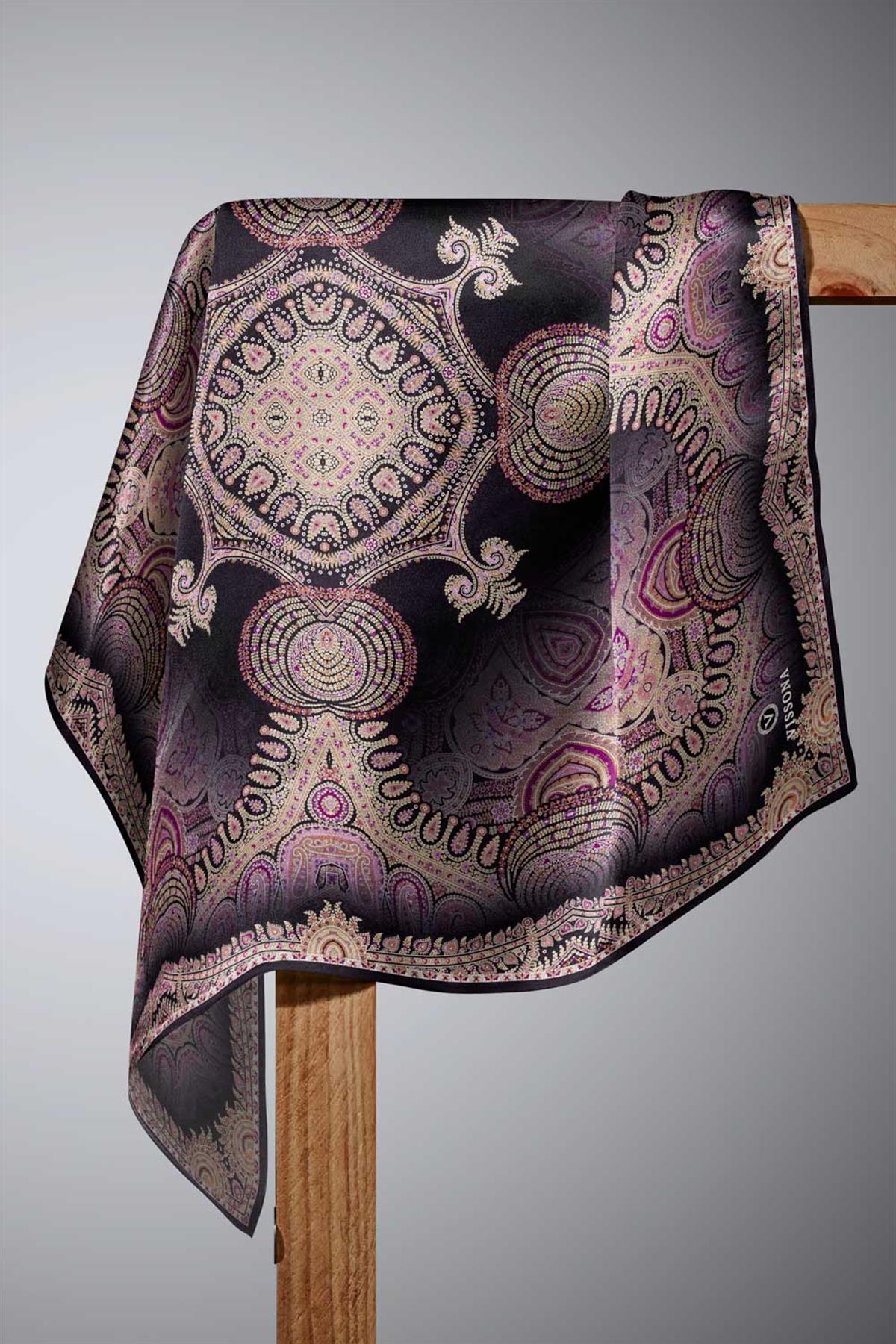 %100 Twill İpek Şal Desenli Siyah Renkli 90x90 Eşarp Dikim Şekli : El Dikişi