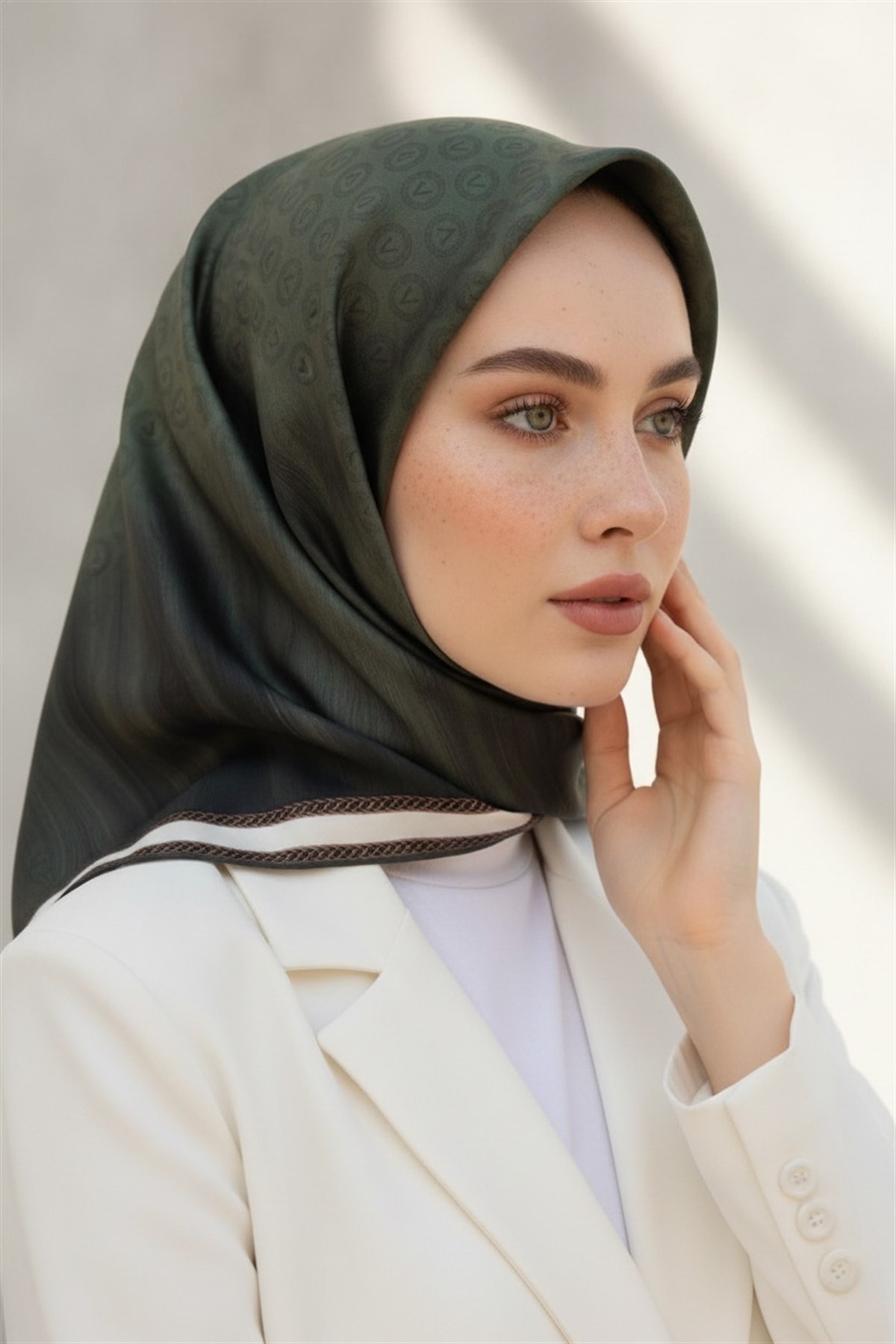 100% Twill İpek Monogram Desenli Haki Renkli 90x90 Dikim Şekli : El Dikişi Eşarp