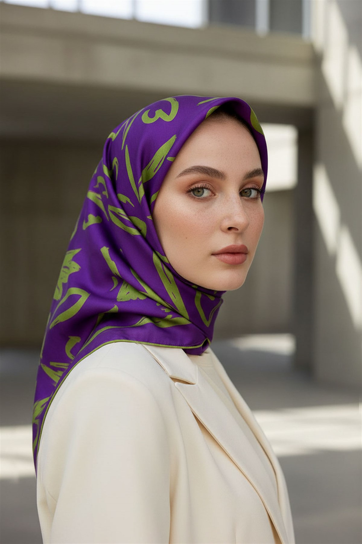 % 57 İPEK % 43 VİSKON Twill İpek Büyük Çiçek Desenli Mor - Haki Renkli 90x90 Eşarp Dikim Şekli : El Dikişi