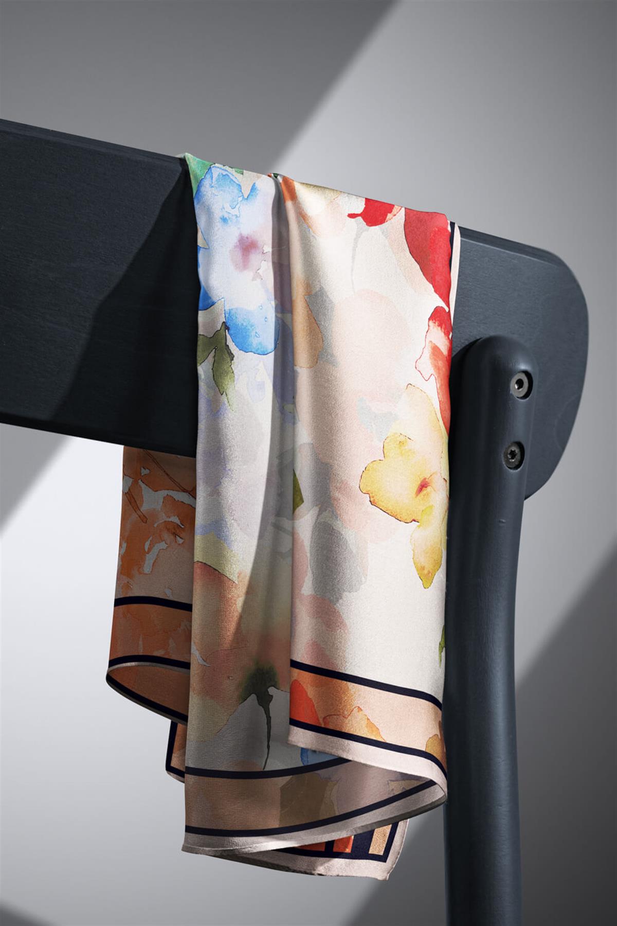 %100 Twill İpek Sulu Boyalı Çiçek Desenli Somon - Kırmızı Renkli 90x90 Eşarp Dikim Şekli : El Dikişi