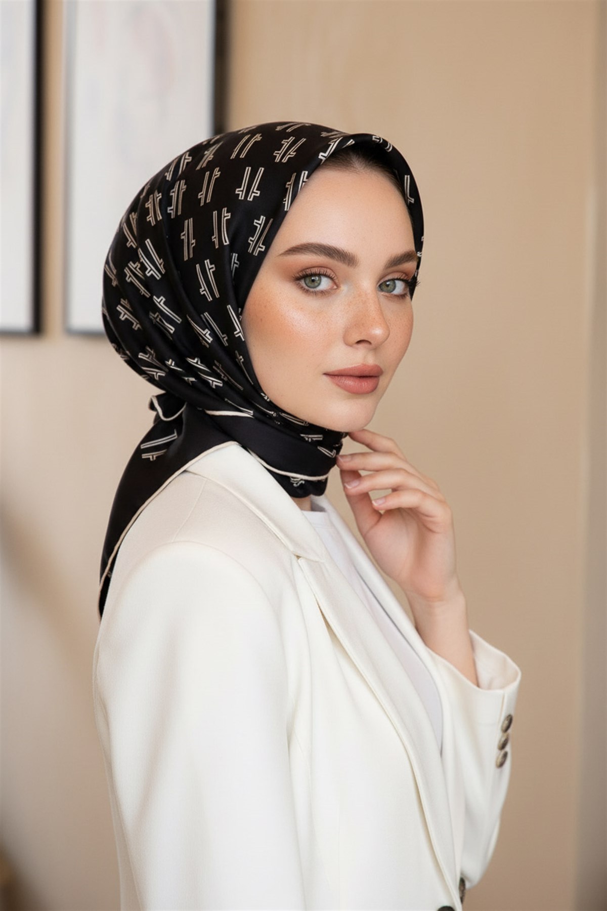 %100 Twill İpek Geometrik Desenli Siyah Renkli 90x90 Eşarp Dikim Şekli : El Dikişi