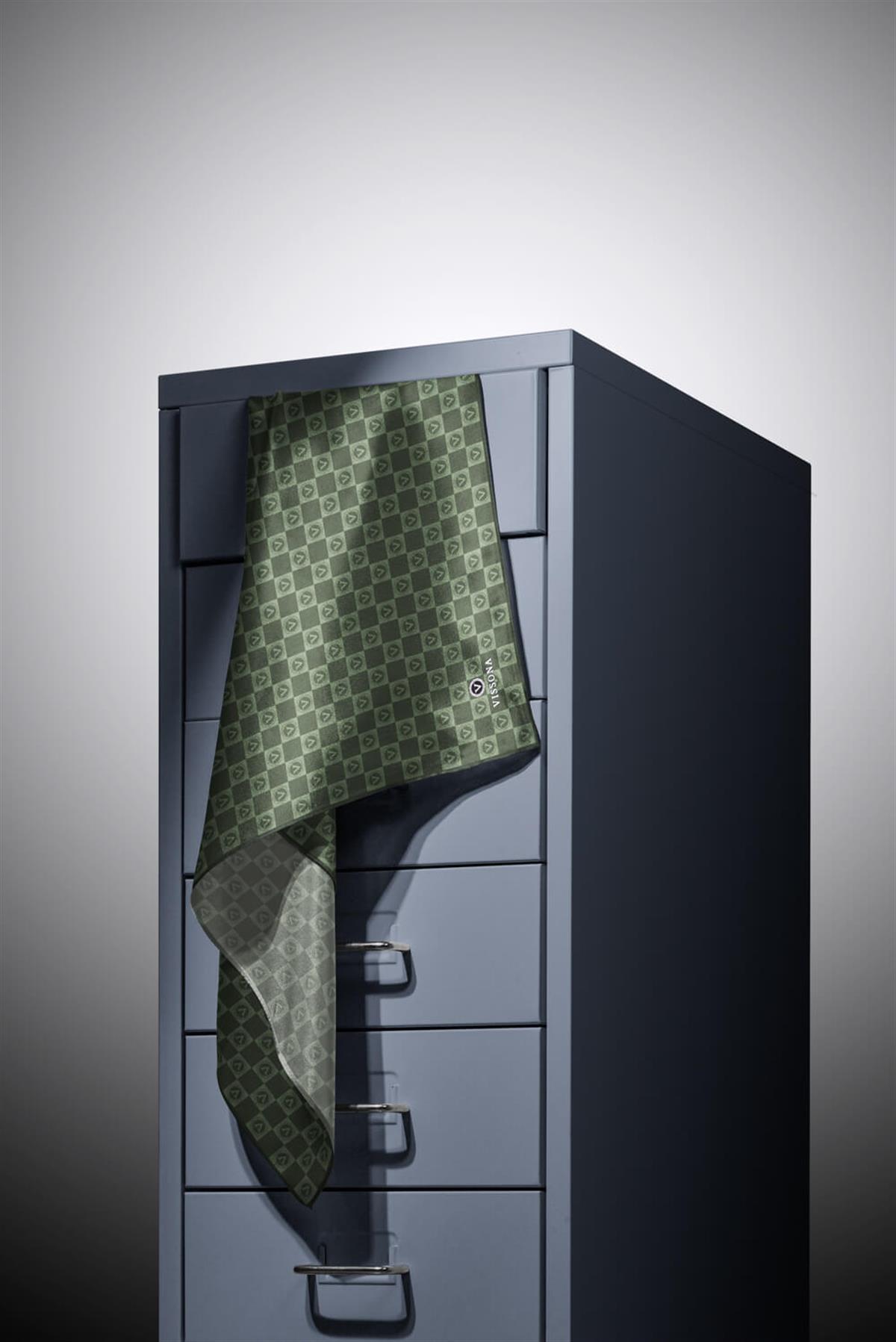%100 Twill İpek Monogram Desenli Haki Renkli 90x90 Eşarp Dikim Şekli : El Dikişi