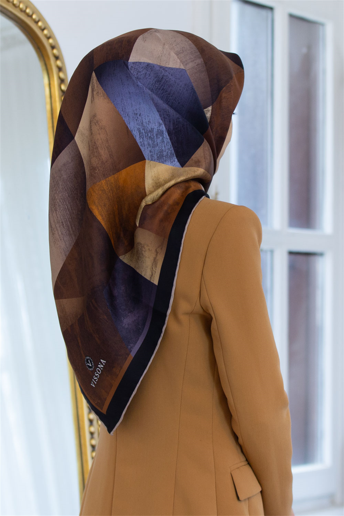 % 57 İPEK % 43 VİSKON Twill İpek Geometrik Desenli Kiremit - İndigo Renkli 90x90 Eşarp Dikim Şekli : El Dikişi
