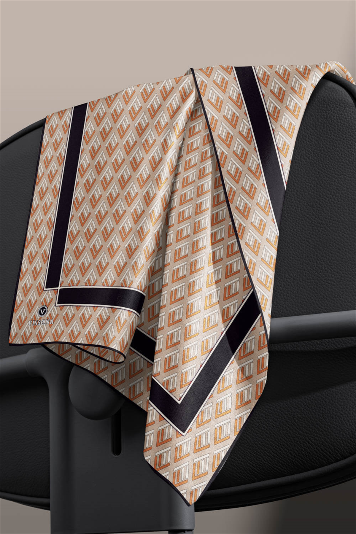 % 57 İPEK % 43 VİSKON Twill İpek Geometrik Desenli Bej - Taba  Renkli 90x90 Eşarp Dikim Şekli : El Dikişi