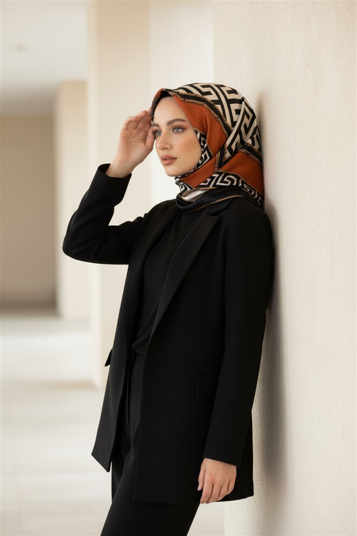 % 57 İPEK % 43 VİSKON Twill İpek Labirent Ve Geometrik Desenli Taba - Siyah Renkli 90x90 Eşarp Dikim Şekli : El Dikişi