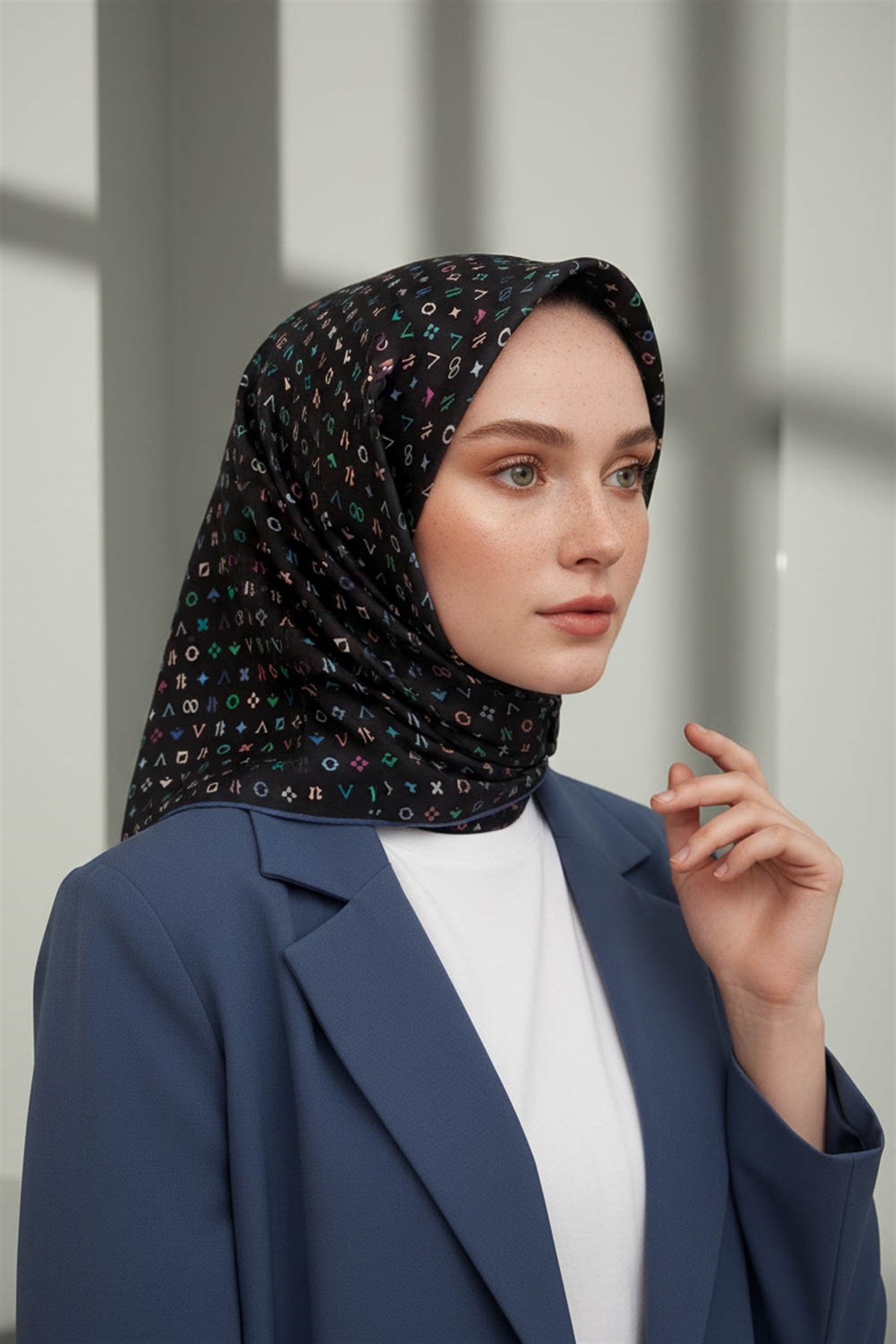 %100 Twill İpek Çıtır Motif Desenli Siyah - İndigo Renkli 90x90 Eşarp Dikim Şekli : El Dikişi