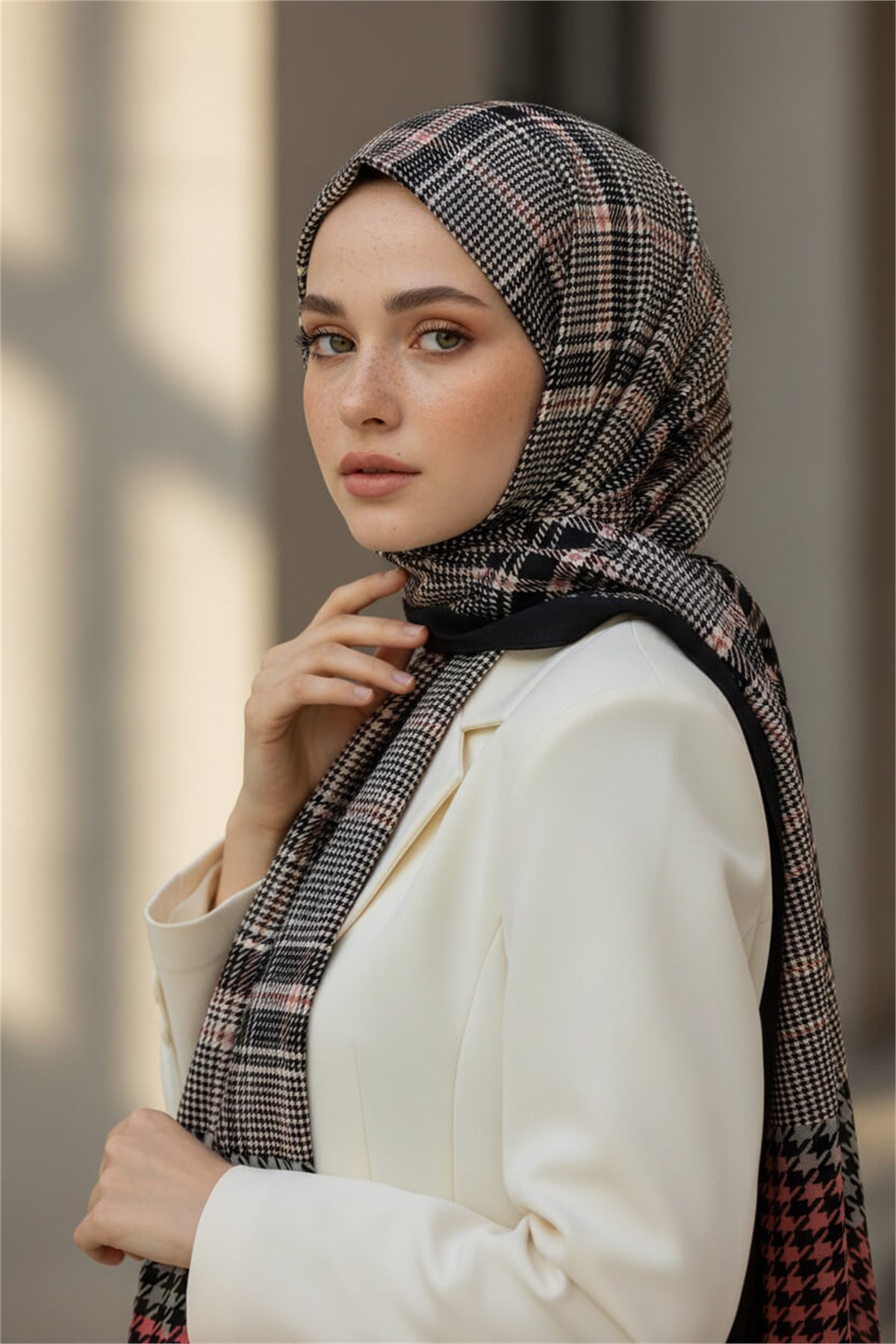 KREP EKOSELİ KAZAYAK DESENLİ PUDRA RENKLİ 75X195 KIRIŞMAZ ŞAL