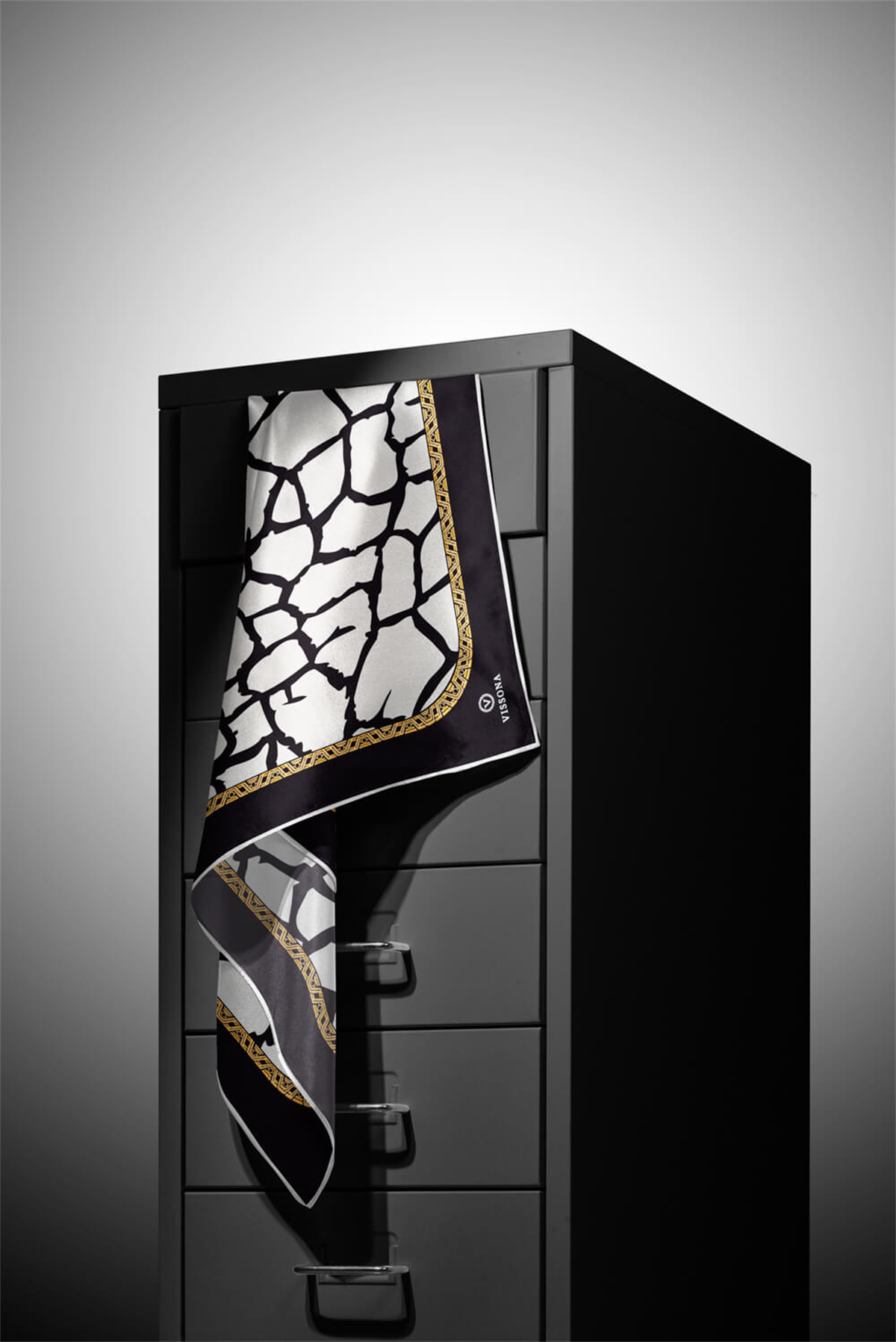 % 57 İPEK % 43 VİSKON Twill Taş Desenli Krem - Siyah Renkli 90x90 Eşarp Dikim Şekli: El Dikişi