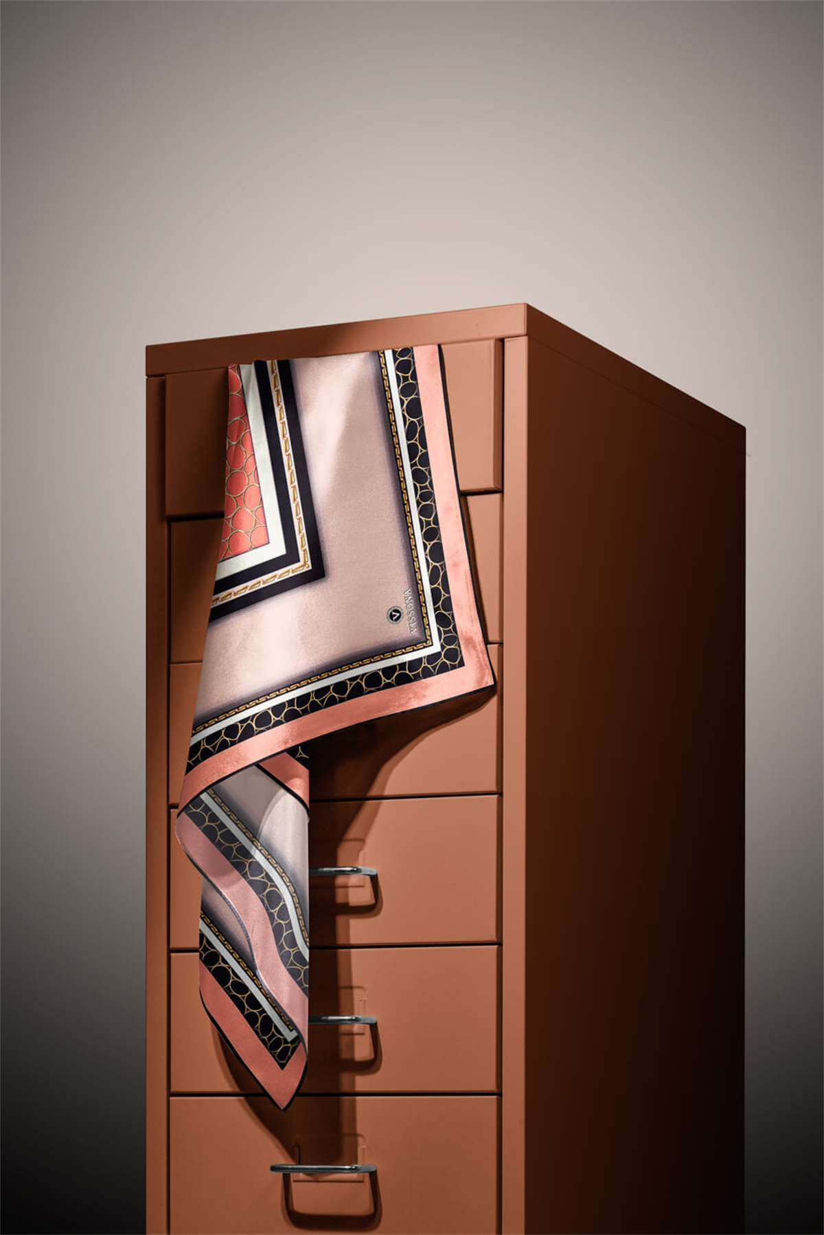 % 57 İPEK % 43 VİSKON Twill İpek Gold Halka Desenli Nar Çiçeği - Siyah Renkli 90x90 Eşarp Dikim Şekli : El Dikişi