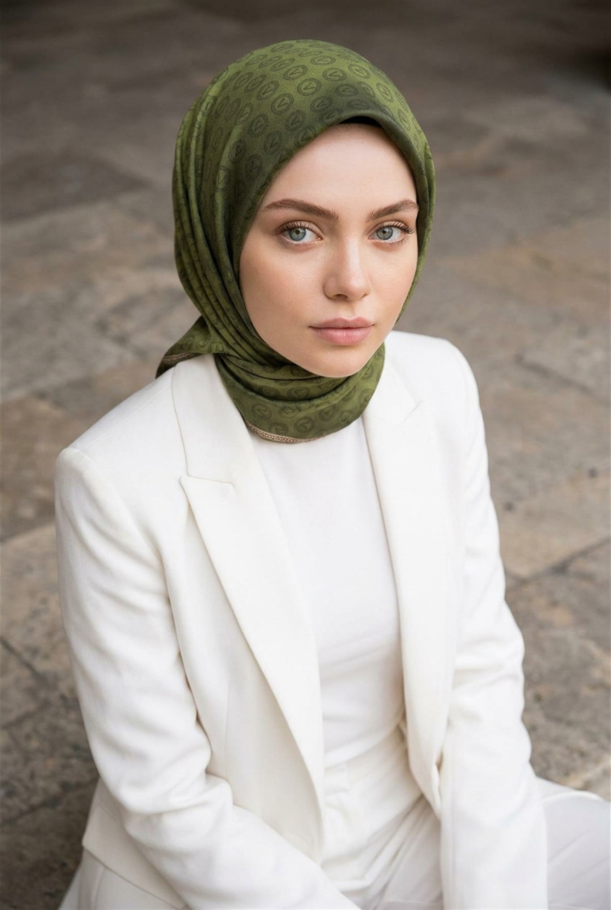 % 57 İPEK % 43 VİSKON Twill İpek Monogram Desenli Haki  Renkli 90x90 Eşarp Dikim Şekli : El Dikişi