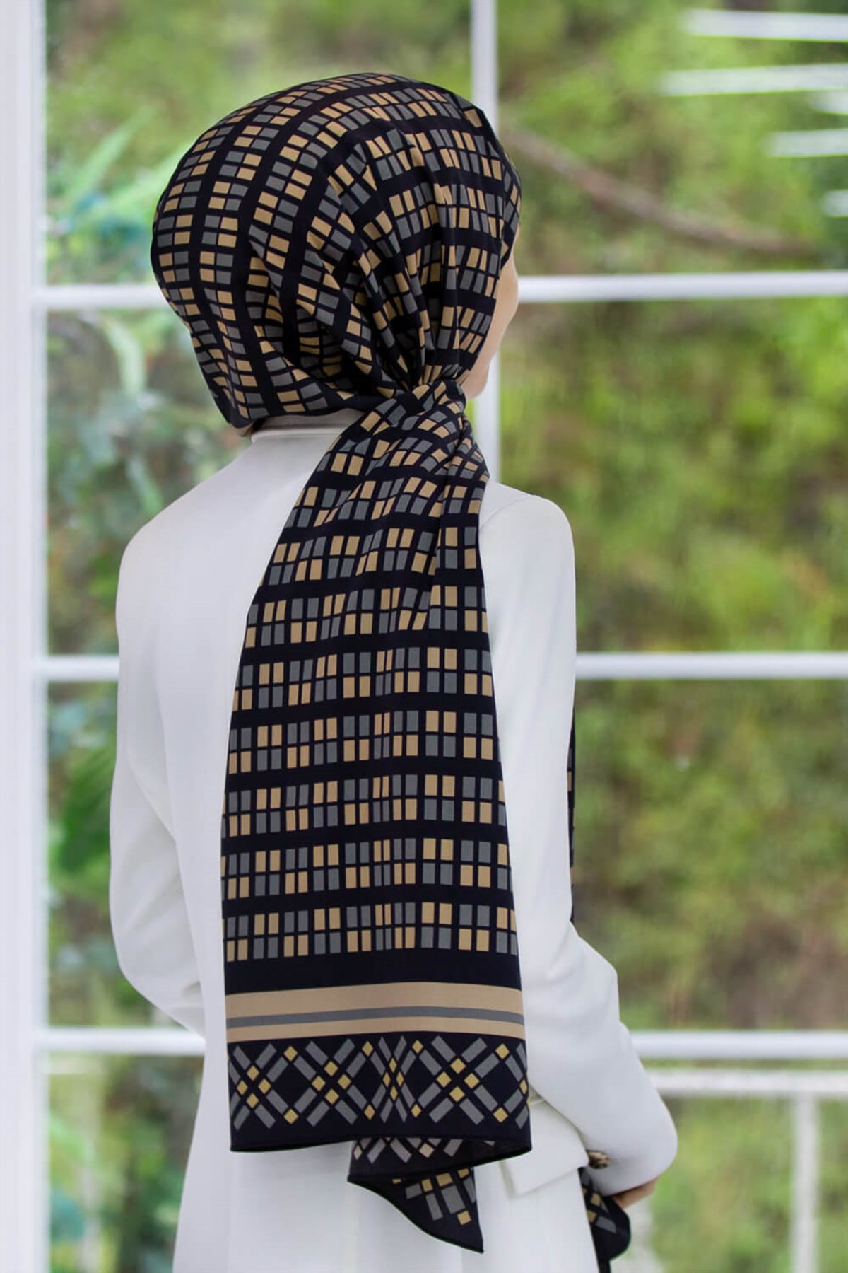 KREP KARE DESENLİ FÜME RENKLİ 75X195 KIRIŞMAZ ŞAL