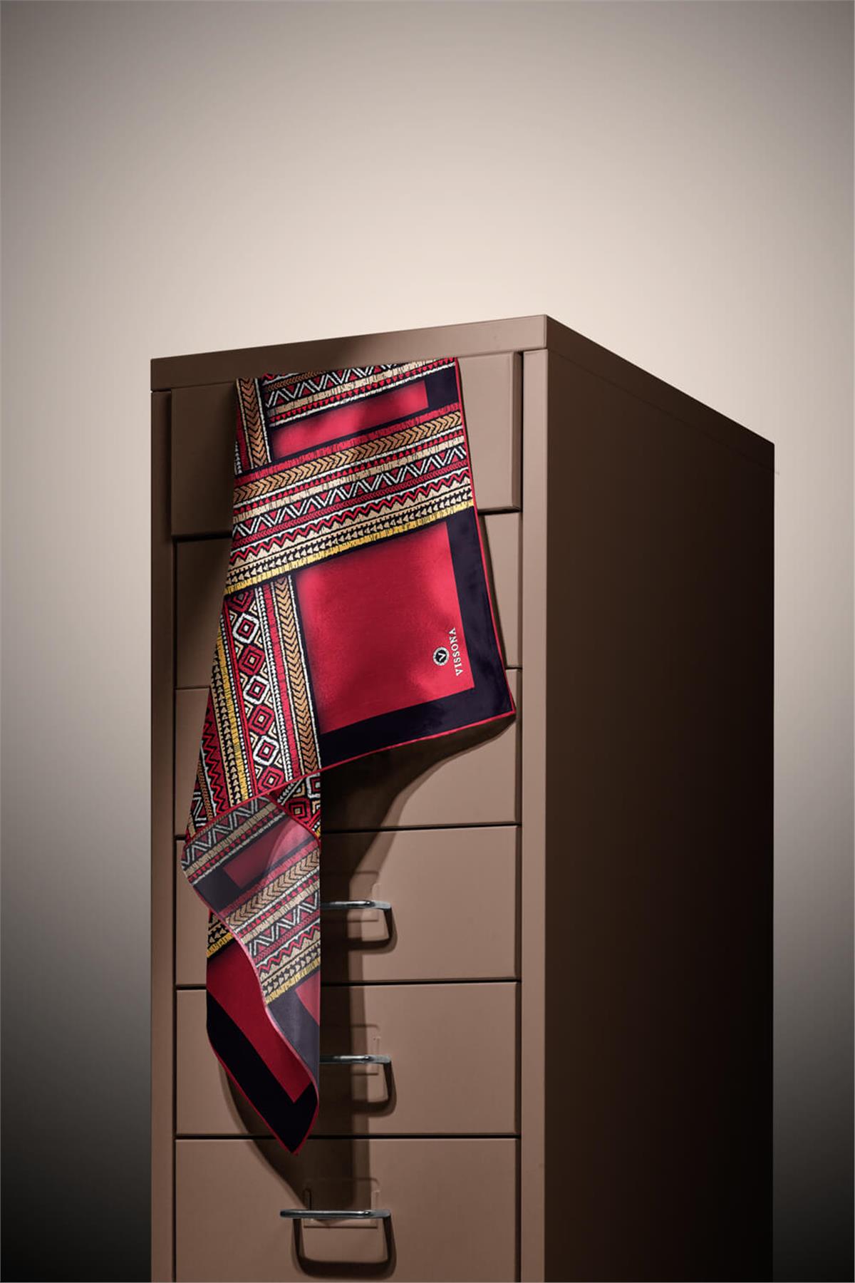 %100 Twill İpek Etnik Desenli Siyah - Bordo Renkli 90x90 Eşarp Dikim Şekli : El Dikişi