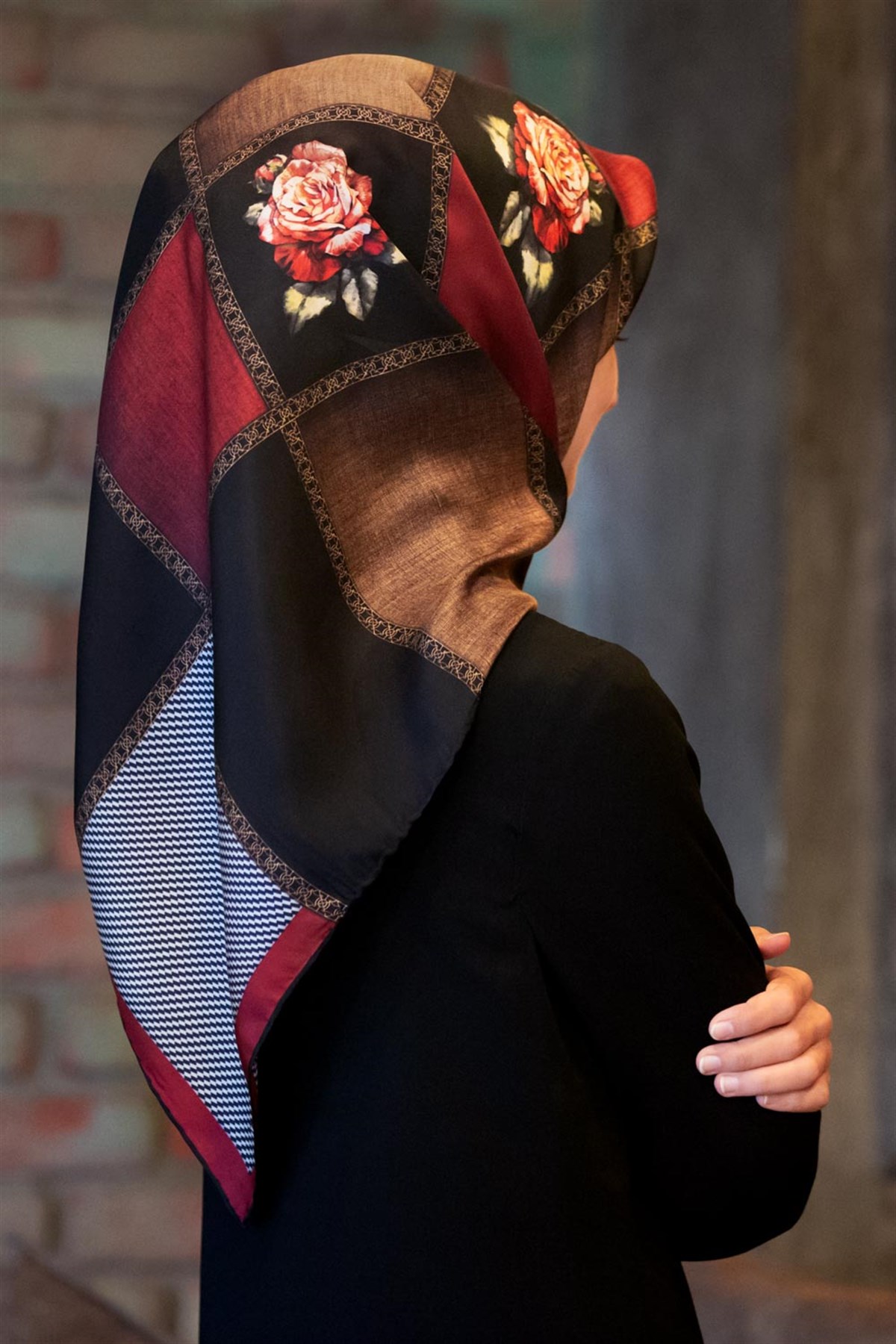 %100 Twill İpek Dokulu Çiçekli Ve Geometrik Desenli Bordo - Siyah Renkli 90x90 Eşarp Dikim Şekli : El Dikişi