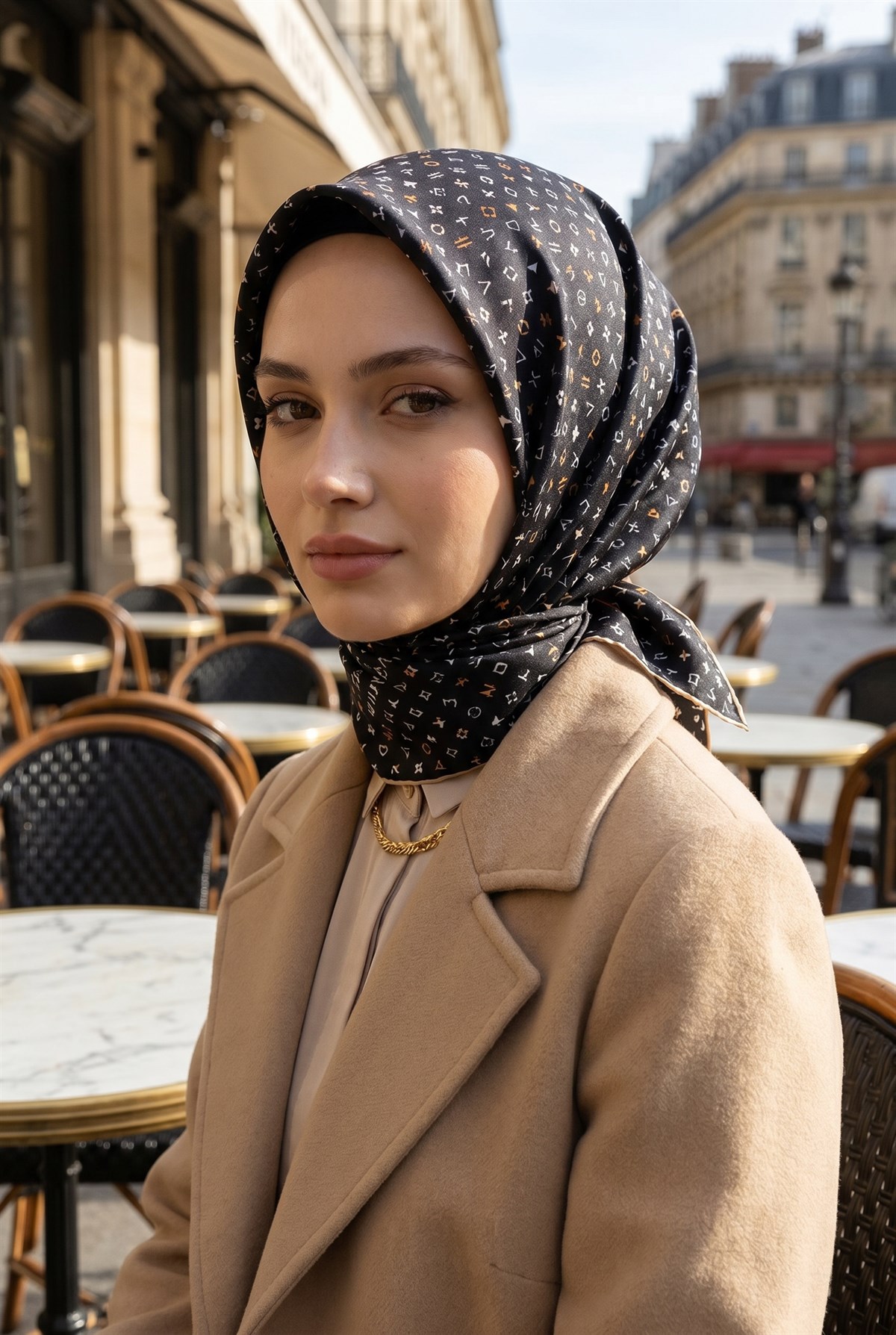 %100 Twill İpek Çıtır Motif Desenli Siyah - Bej Renkli 90x90 Eşarp Dikim Şekli : El Dikişi