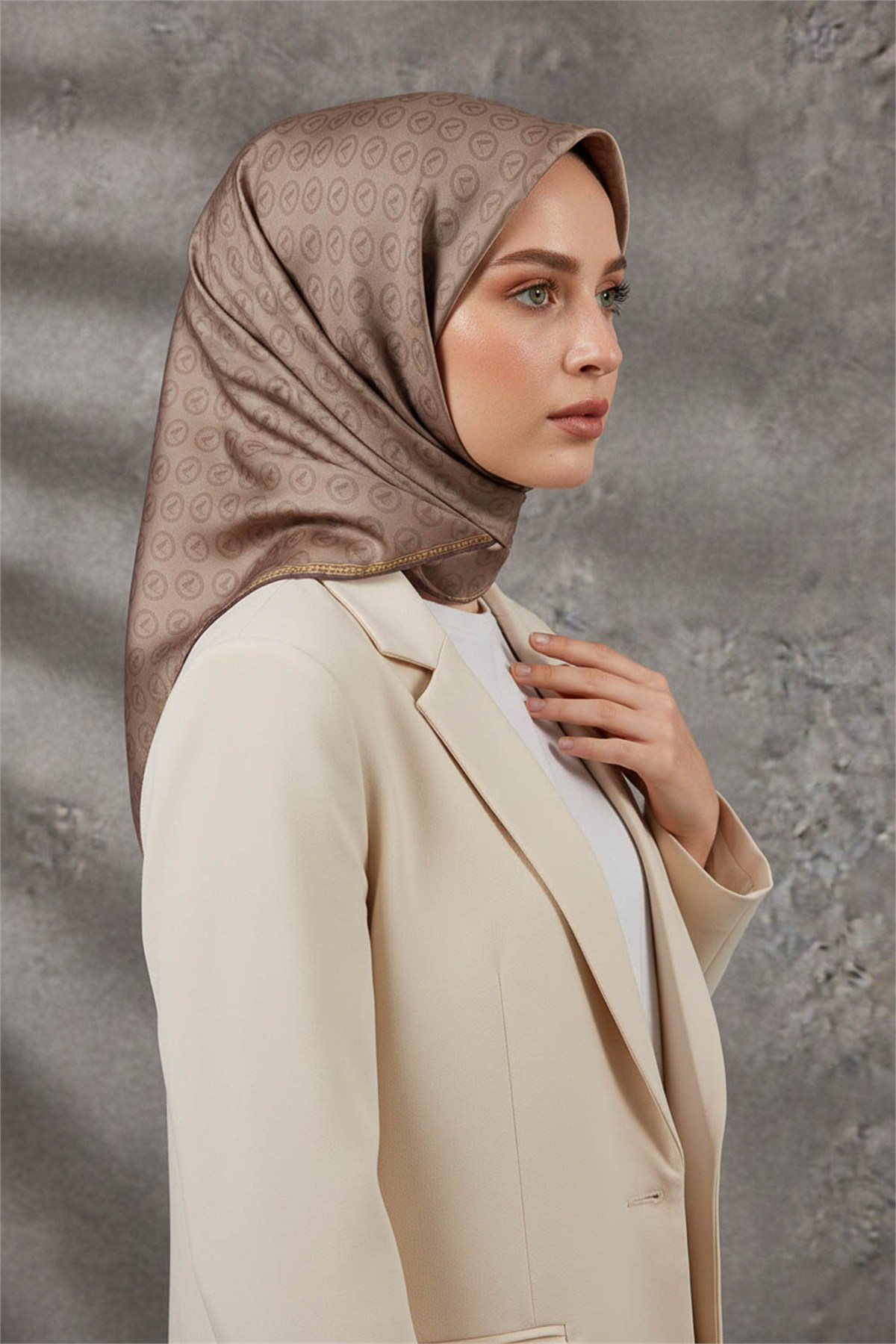 Rayon Degra Desenli Bej Renkli 90x90 Dikim Şekli : El Dikişi Eşarp (İpek İçermez) Kenar Dikiş Şekli El Dikişli