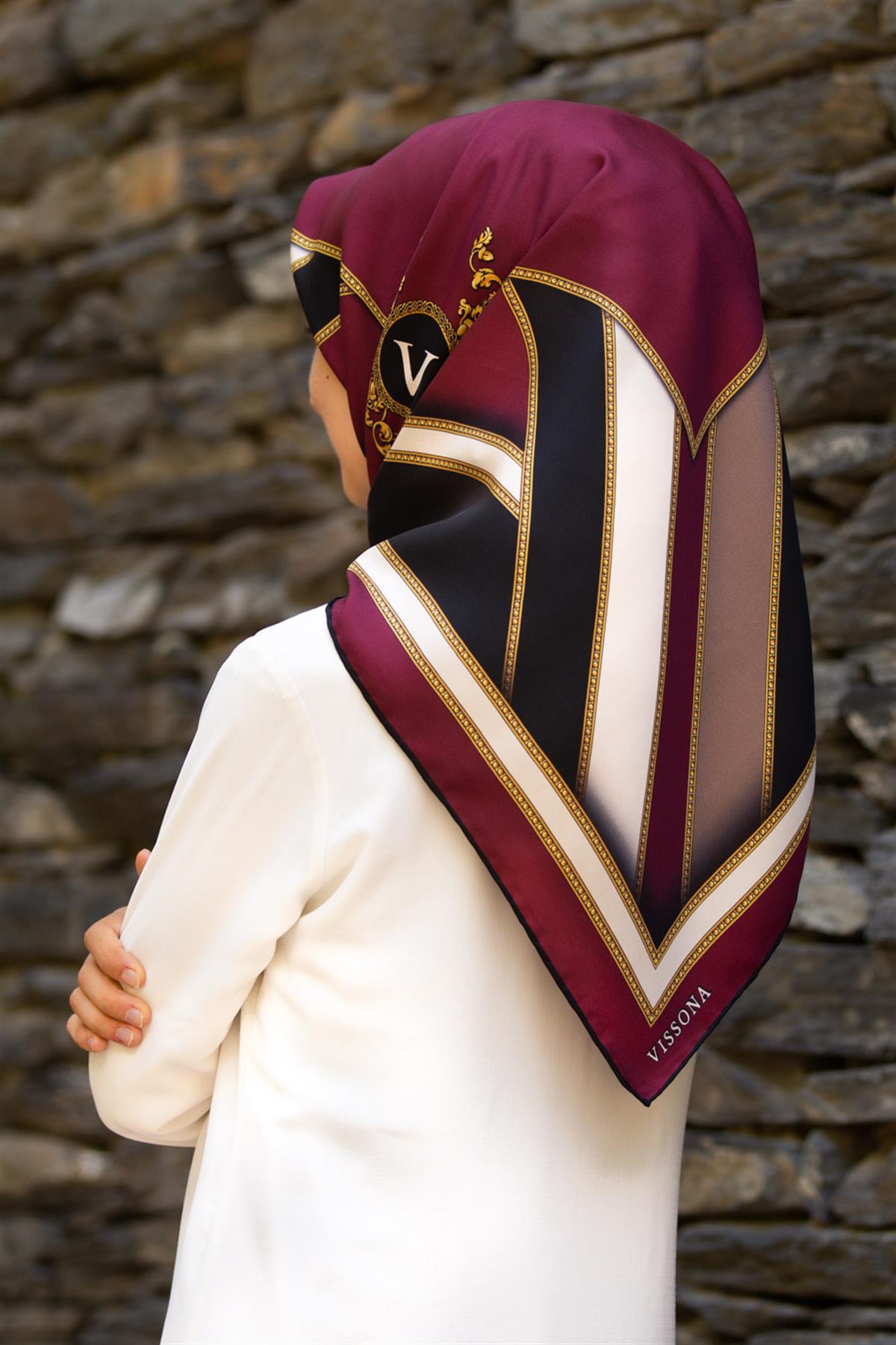 %100 Twill İpek Baroklu Ve Geometrik Desenli Bordo - Siyah Renkli 90x90 Eşarp Dikim Şekli : El Dikişi