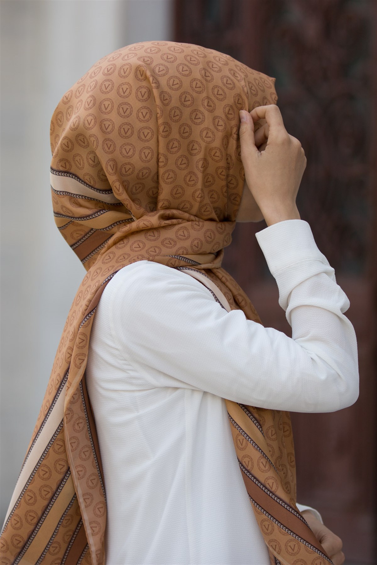 %100 İpek Monogram Desenli Gold - Beyaz Renkli 92x210 Şal