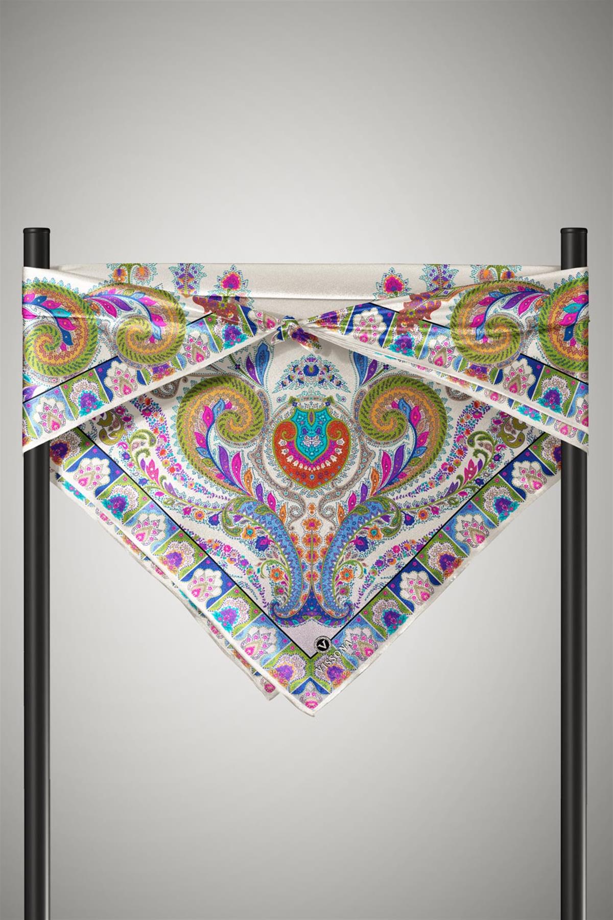 100% Twill İpek Etnik Desenli Krem Renkli 90x90 Dikim Şekli : El Dikişi Eşarp