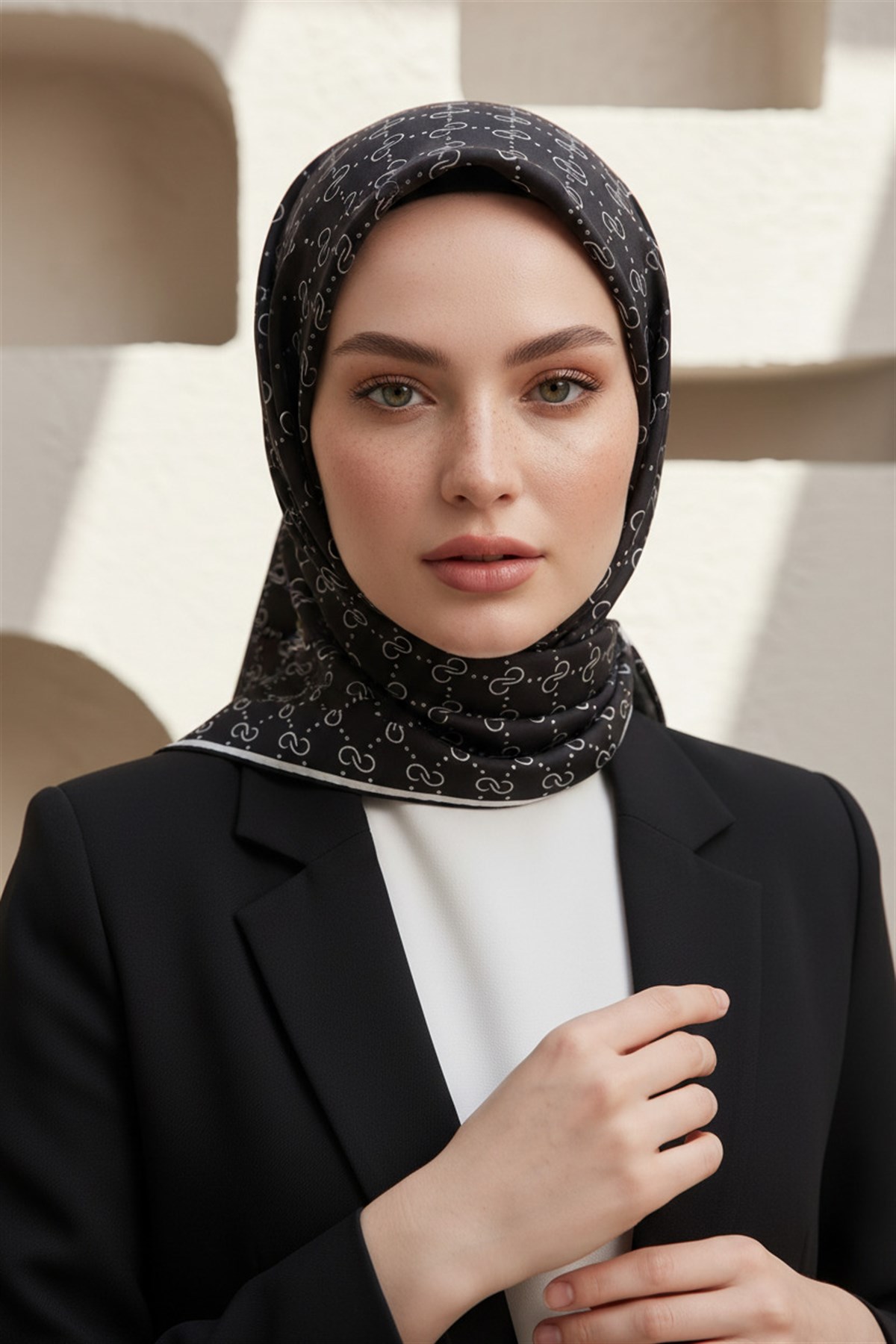 %100 Twill İpek Geometrik Desenli Siyah - Beyaz Renkli 90x90 Eşarp Dikim Şekli : El Dikişi