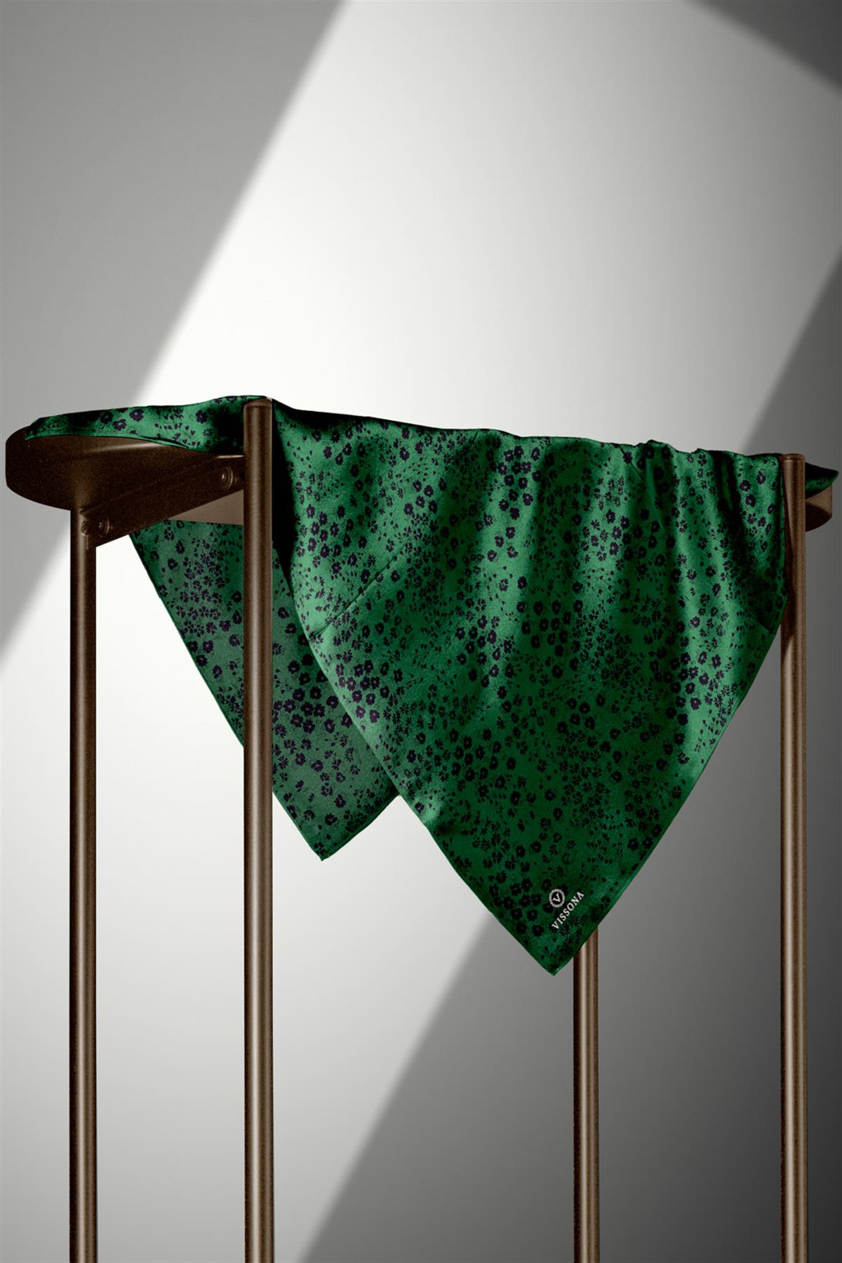 %100 Twill İpek Çıtır Çiçek Desenli Zümrüt Yeşili - Siyah Renkli 90x90 Eşarp Dikim Şekli : El Dikişi