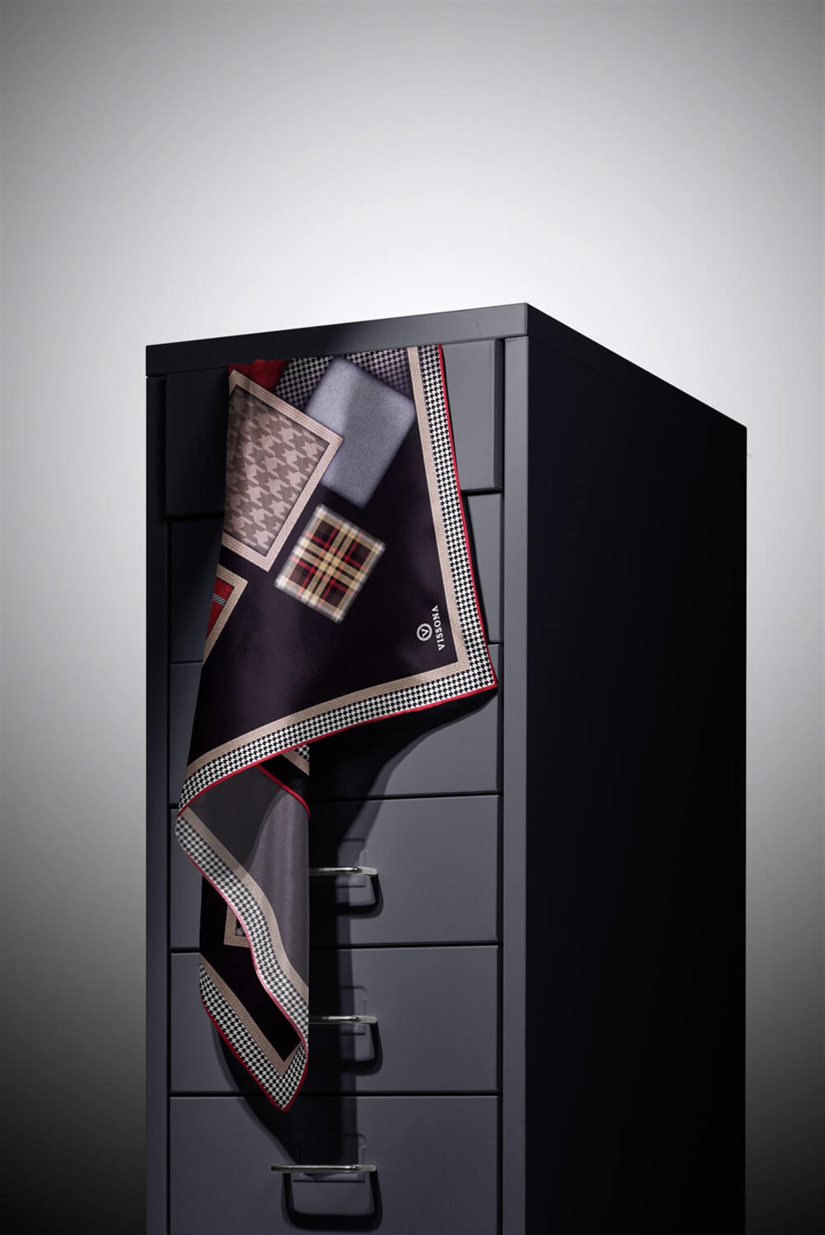 %100 Twill İpek Kazakayaklı Ve Ekose Desenli Siyah - Bordo Renkli 90x90 Eşarp Dikim Şekli : El Dikişi