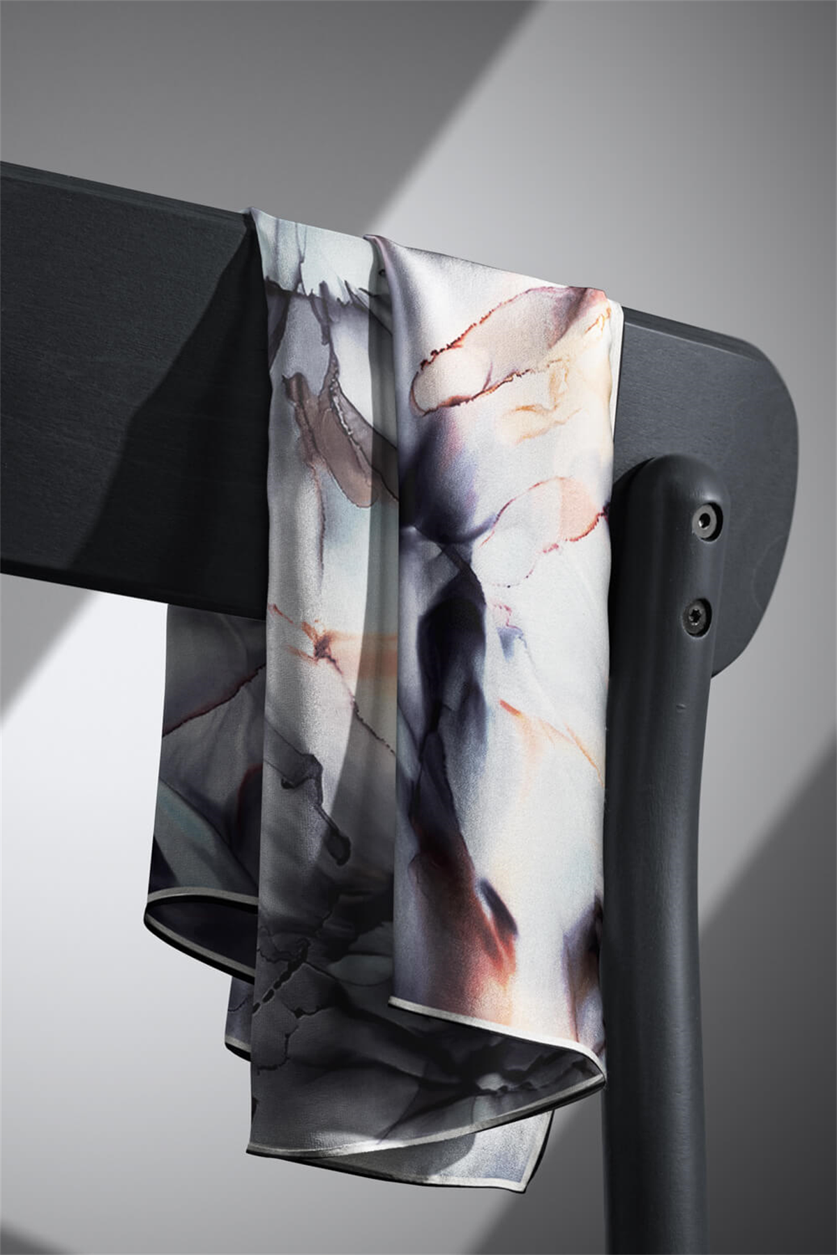 % 57 İPEK % 43 VİSKON Twill İpek Batik Çiçek Desenli Gri - Bebe Mavisi Renkli 90x90 Eşarp Kenar Dikiş Şekli El Dikişli