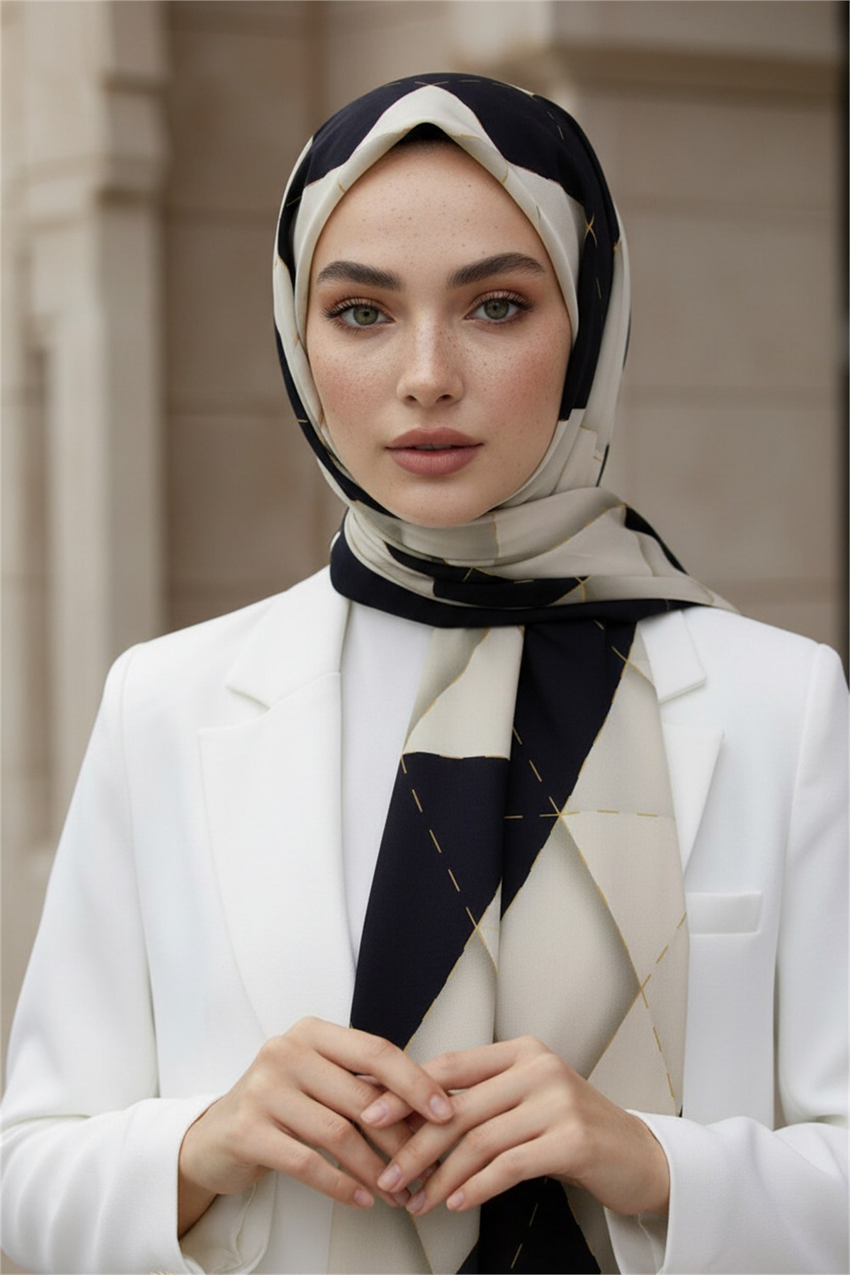 KREP ÜÇGEN YAMA DESENLİ SİYAH RENKLİ 75X195 KIRIŞMAZ ŞAL