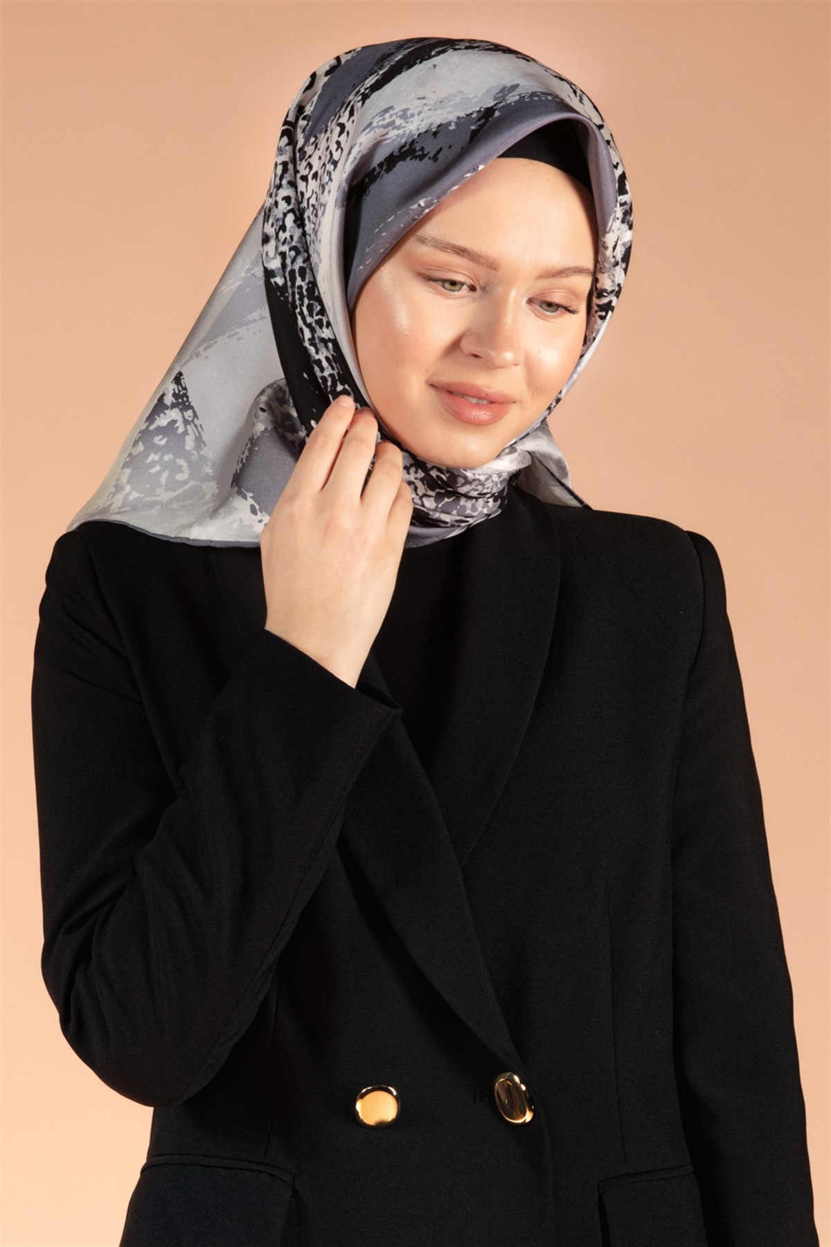 %100 Twill İpek Leopar ve Fırça Desenli Gri Renkli 90x90 Eşarp Dikim Şekli : El Dikişi
