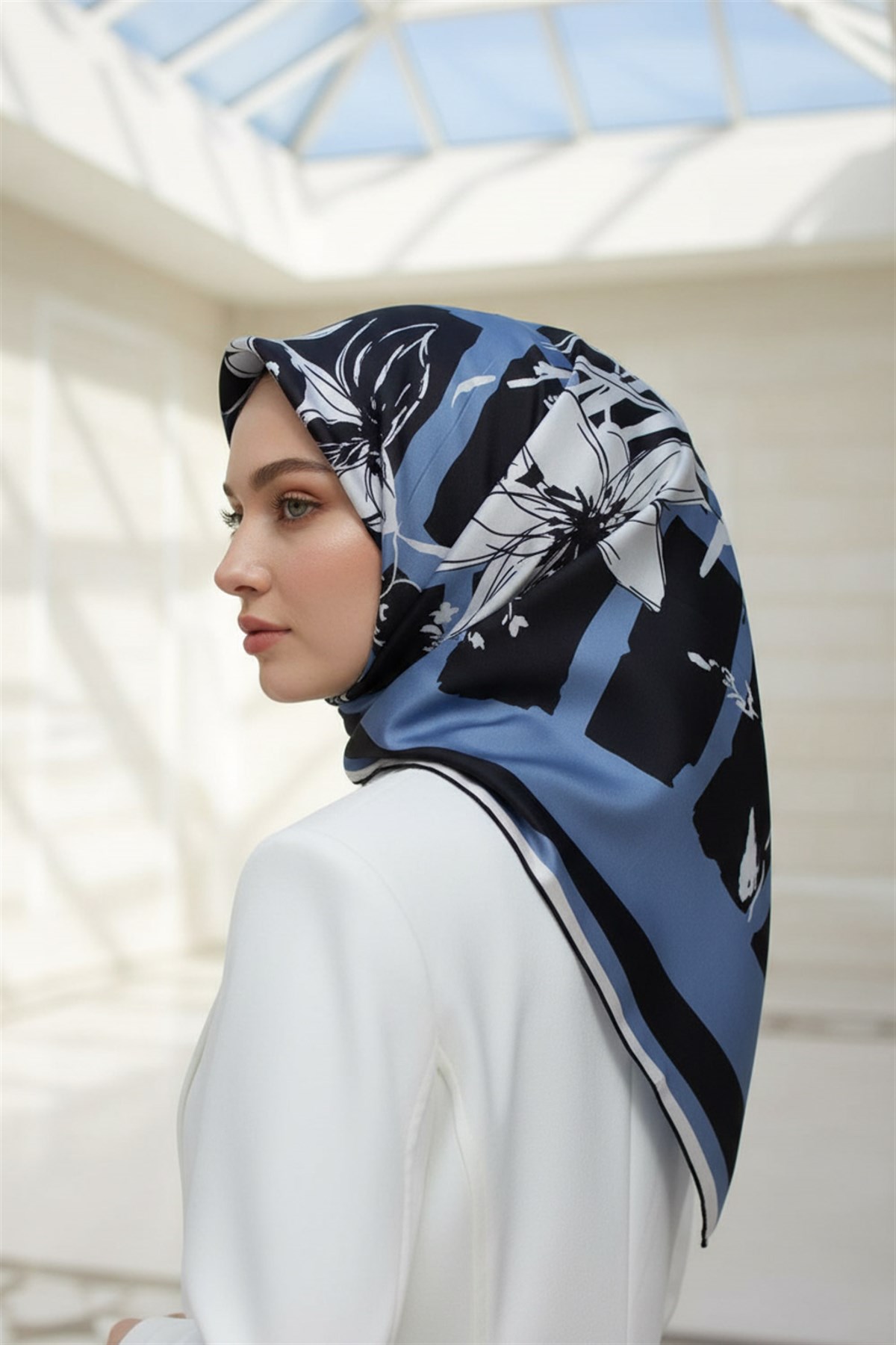 %100 Twill İpek Çiçekli ve Geometrik Desenli İndigo - Siyah Renkli 90x90 Eşarp Dikim Şekli : El Dikişi