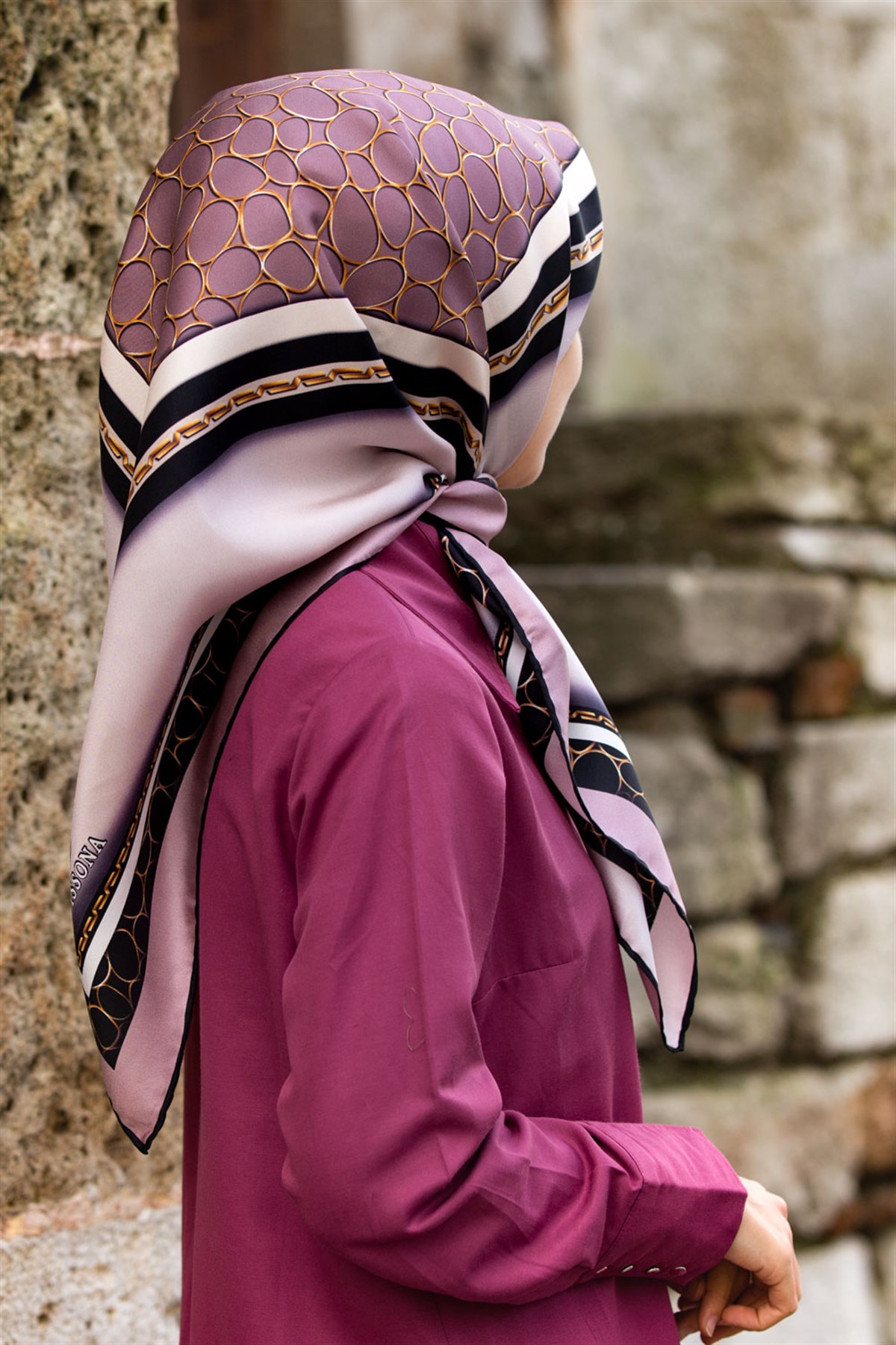 %100 Twill İpek Gold Halka Desenli Pudra - Siyah Renkli 90x90 Eşarp Dikim Şekli : El Dikişi