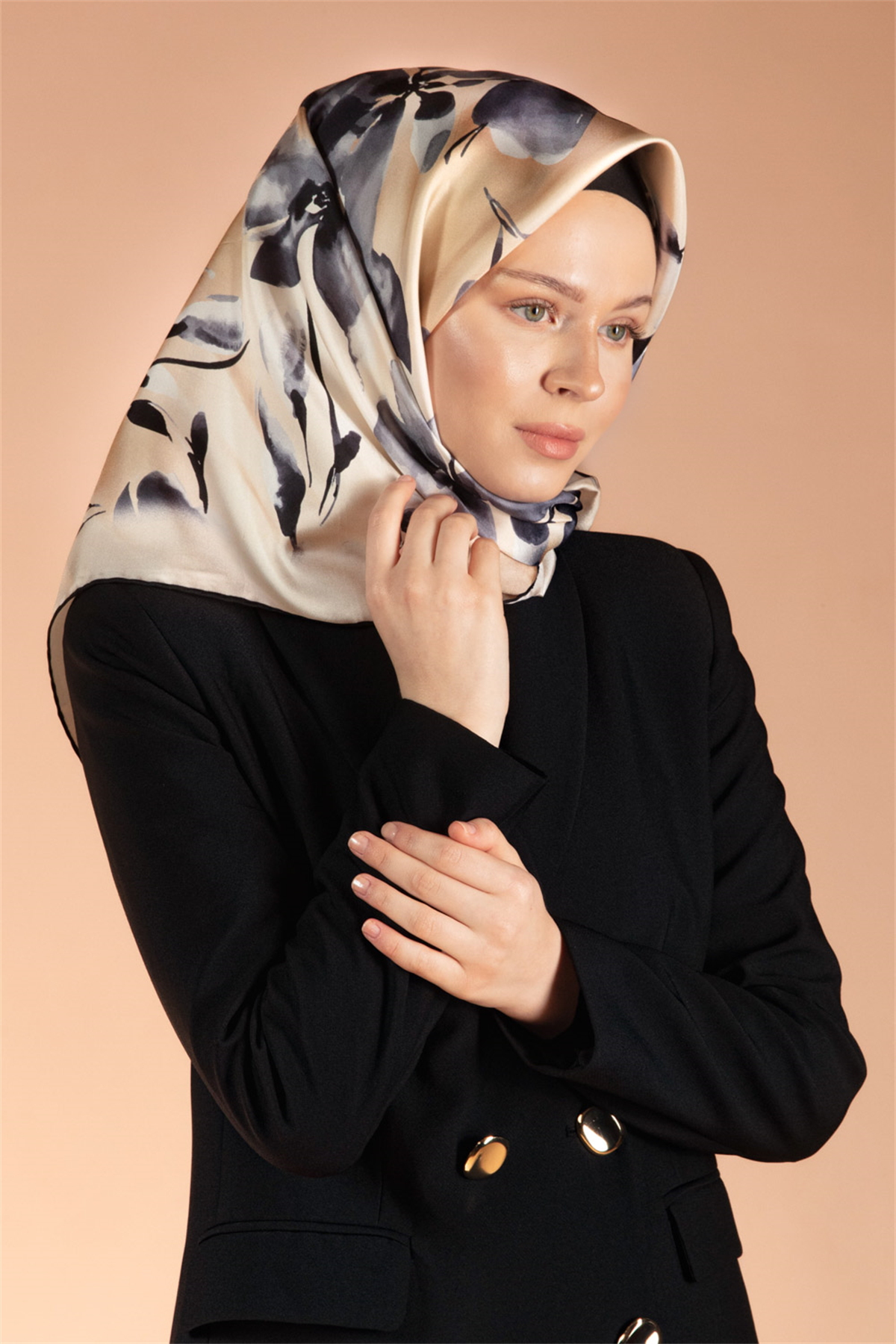 %100 Twill İpek Çiçek Desenli Bej - Füme Renkli 90x90 Dikim Şekli : El Dikişi Eşarp