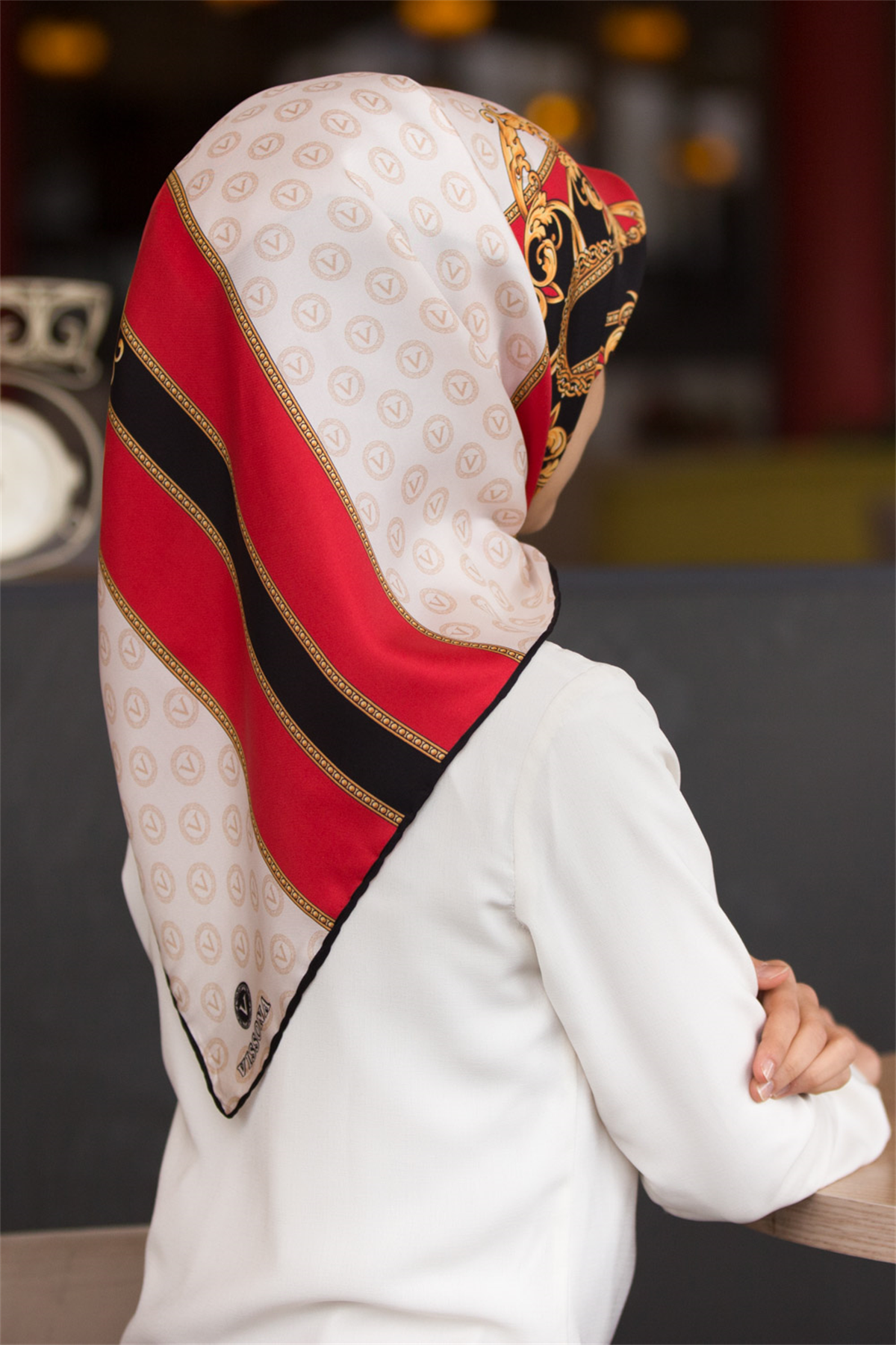 %100 Twill İpek Monogramlı Ve Barok Desenli Kırmızı - Krem Renkli 90x90 Eşarp Dikim Şekli : El Dikişi