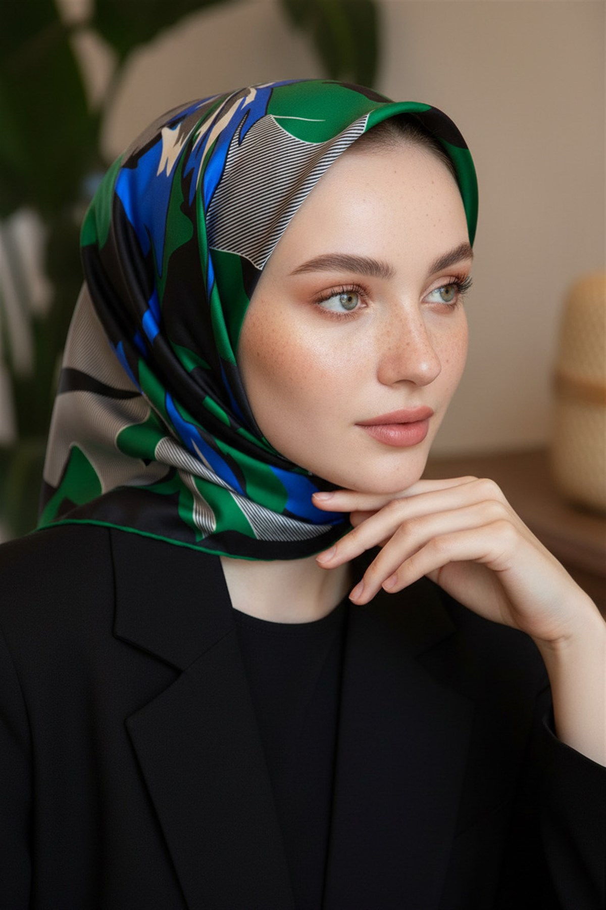 %100 Twill İpek Çiçek Desenli Siyah - Zümrüt Yeşili Renkli 90x90 Eşarp Dikim Şekli : El Dikişi