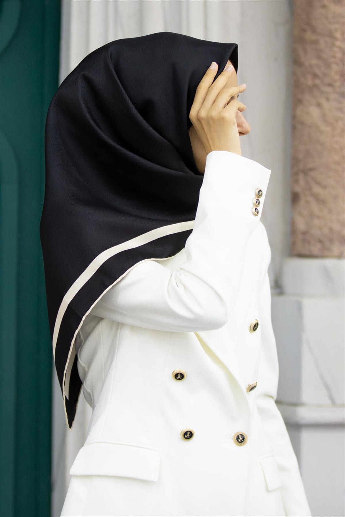 100% Twill İpek Düz Renk Bordür Desenli Siyah - Krem Renkli Daha Tok Exclusive Serisi 90x90 Dikim Şekli : El Dikişi Eşarp