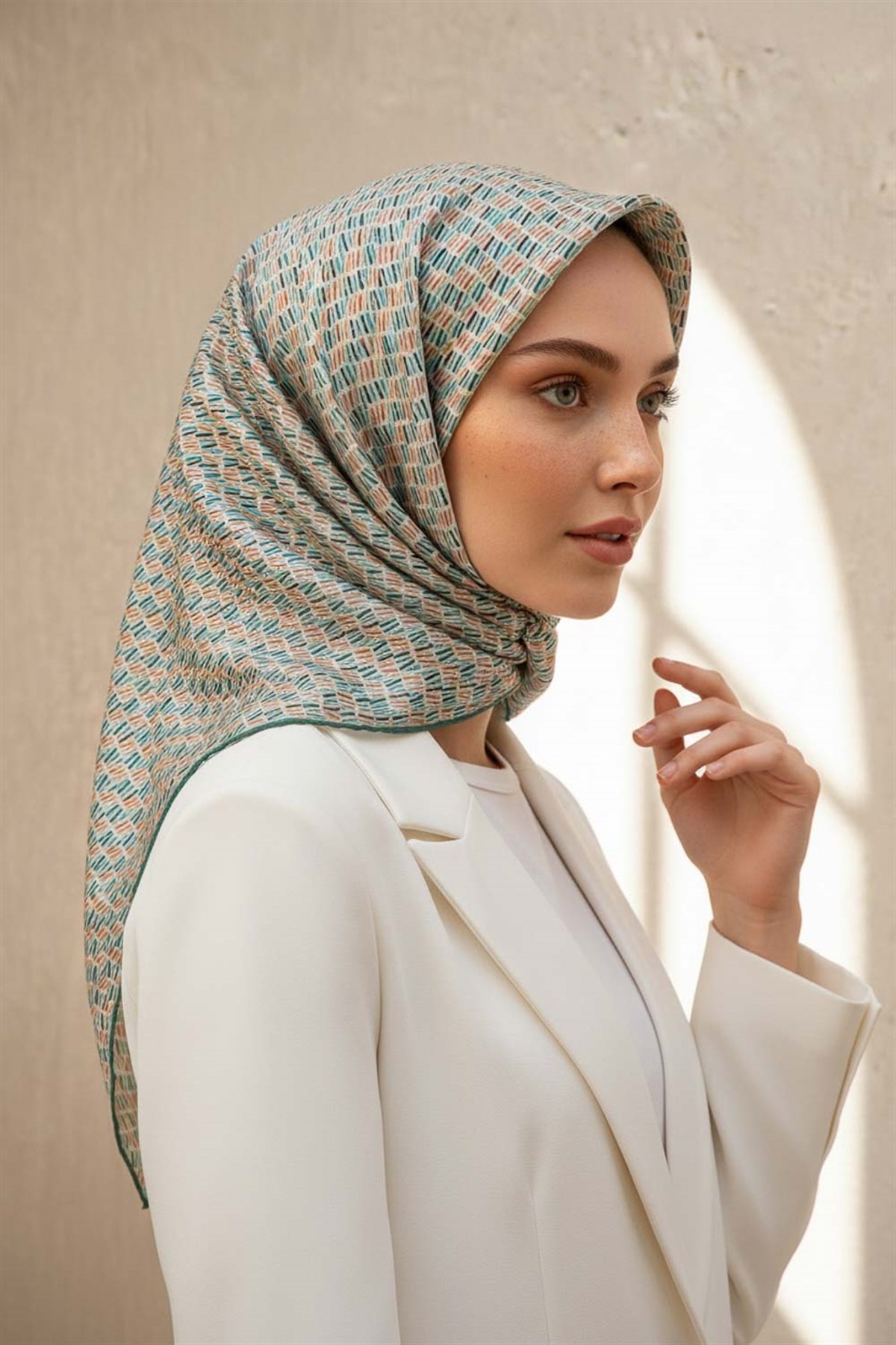 %100 Twill İpek Çizgi Desenli Mint Yeşili Renkli 90x90 Eşarp Dikim Şekli : El Dikişi
