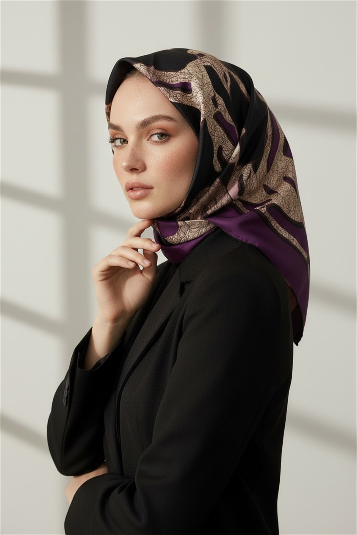 % 57 İPEK % 43 VİSKON Twill İpek Gold Efektli Geometrik Desenli Mürdüm - Siyah Renkli 90x90 Eşarp Dikim Şekli : El Dikişi