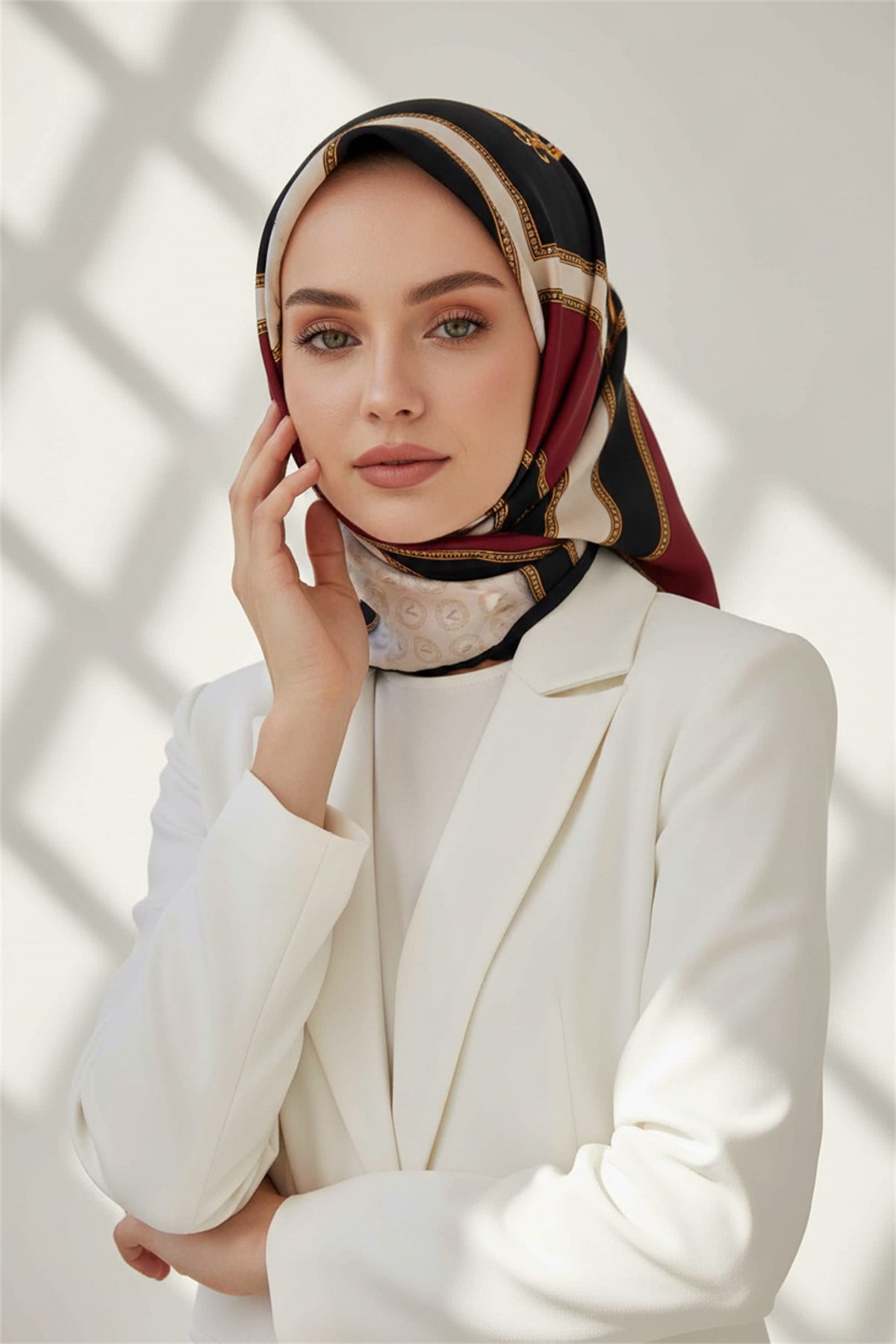 %100 Twill İpek Monogram ve Barok Desenli Bordo - Krem Renkli 90x90 Eşarp Dikim Şekli : El Dikişi