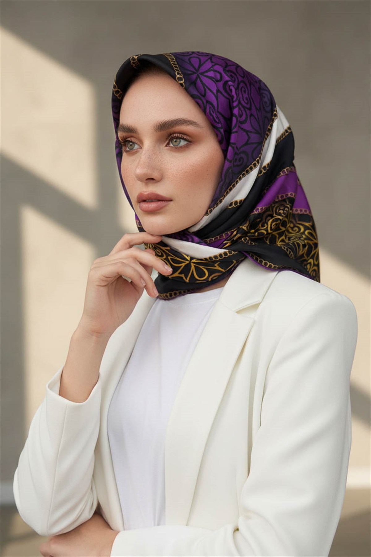%100 Twill İpek Zincirli Ve Etnik Desenli Mürdüm - Siyah Renkli 90x90 Eşarp Dikim Şekli : El Dikişi