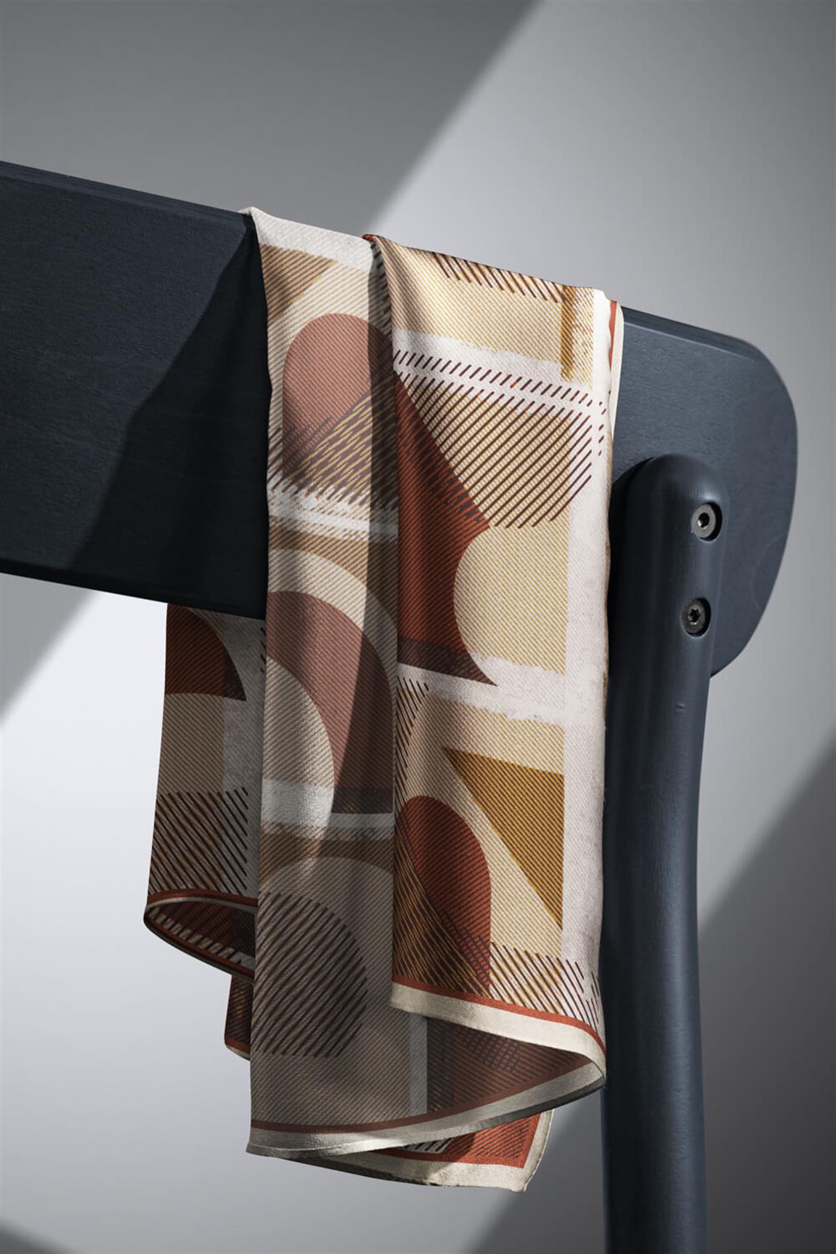 %100 Twill İpek Geometri Desenli Krem - Kahve Renkli 90x90 Eşarp Kenar Dikiş Şekli El Dikişli