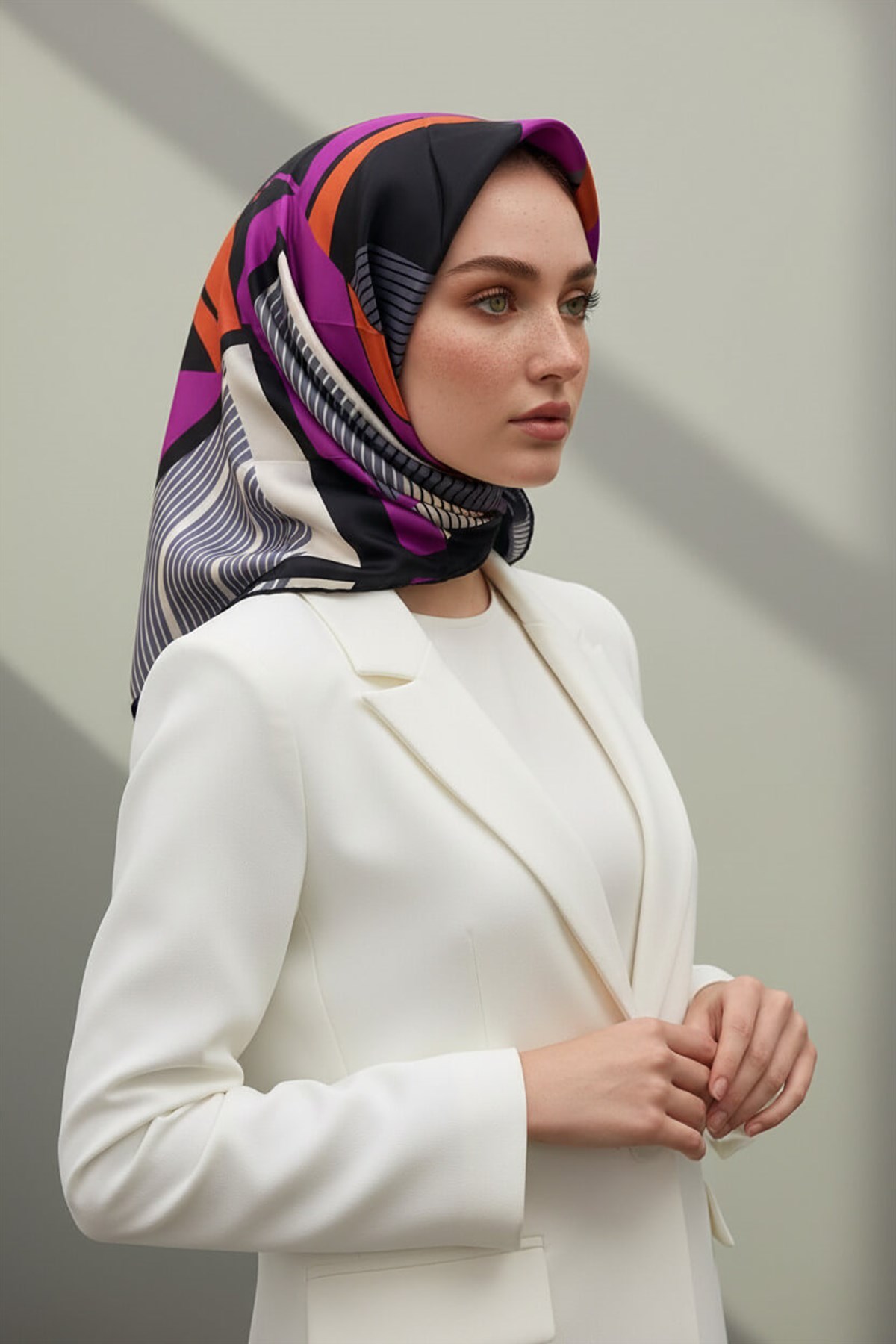 %100 Twill İpek Çizgili Geometrik Desenli Siyah - Gri Renkli 90x90 Eşarp Dikim Şekli : El Dikişi