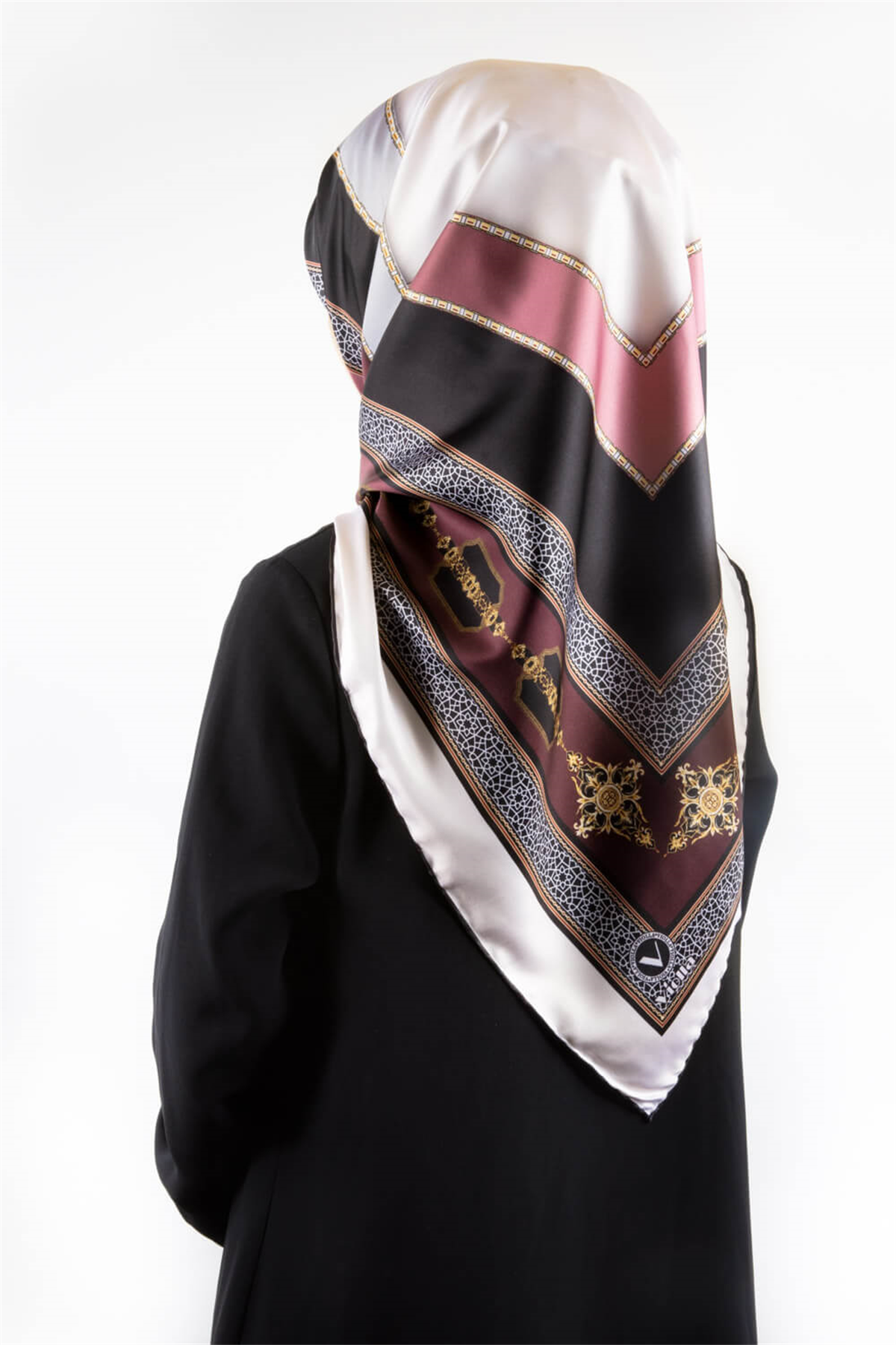 Twill Gold Detaylı ve Antik Motif Desenli Pudra Renkli 90x90 Eşarp (İpek İçermez) Kenar Dikiş Şekli El Dikişli