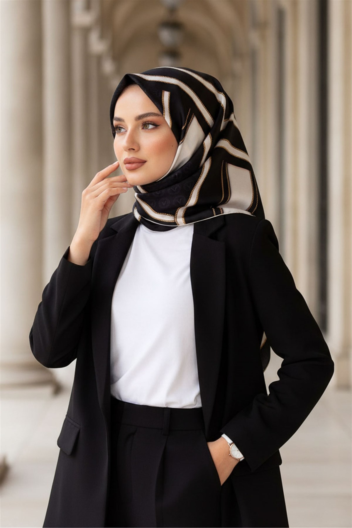 %100 Twill Geometrik Monogram Desenli Siyah - Krem Renkli 90x90 Eşarp Kenar Dikiş Şekli : El Dikişli