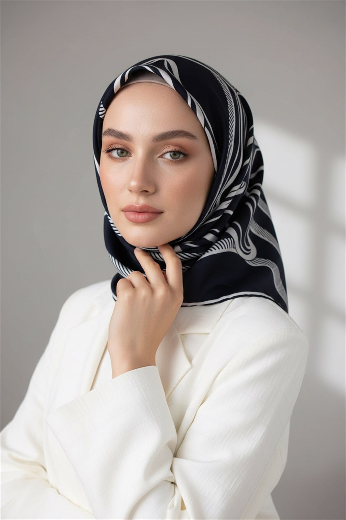 % 57 İPEK % 43 VİSKON Twill İpek Çizgili Çiçek Desenli Lacivert - Krem Renkli 90x90 Eşarp Dikim Şekli : El Dikişi