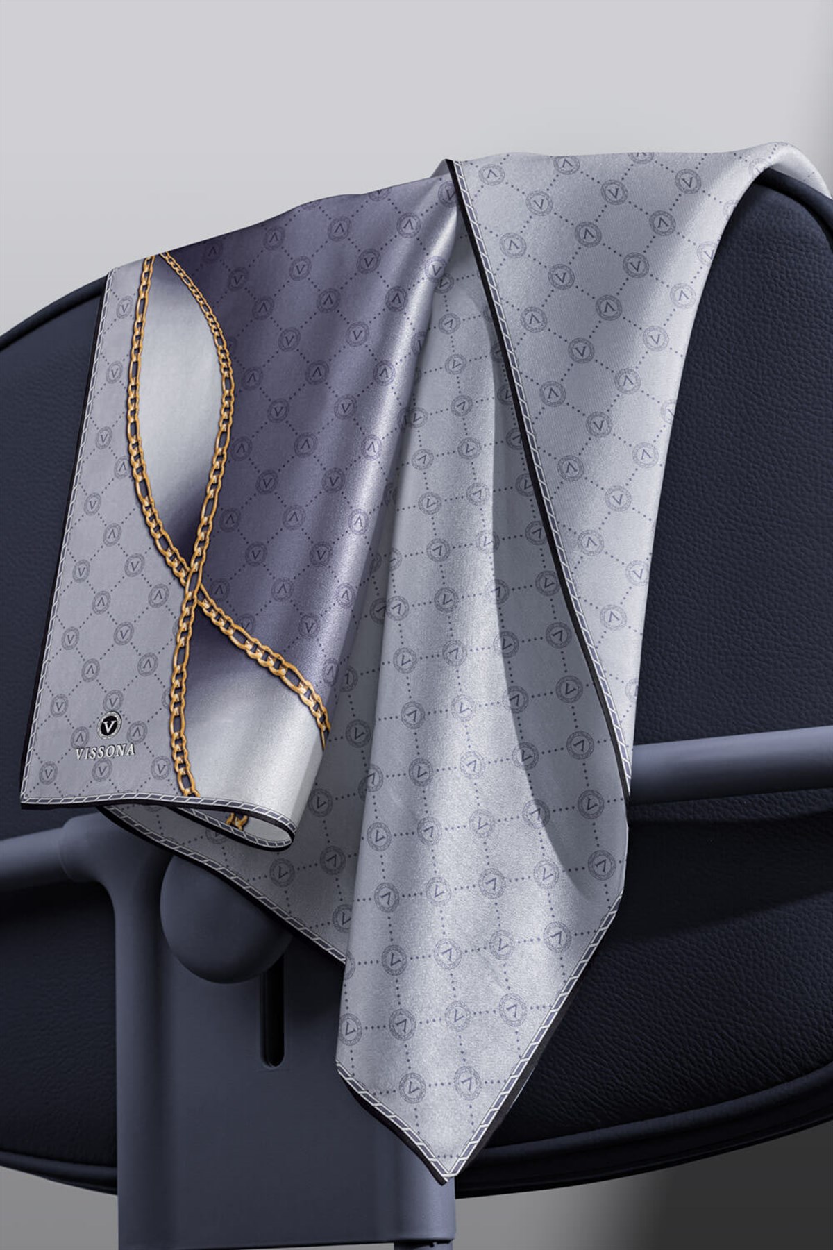 %100 Twill İpek Zincirli Ve Monogram Desenli Gümüş - Gold Renkli 90x90 Eşarp Dikim Şekli : El Dikişi